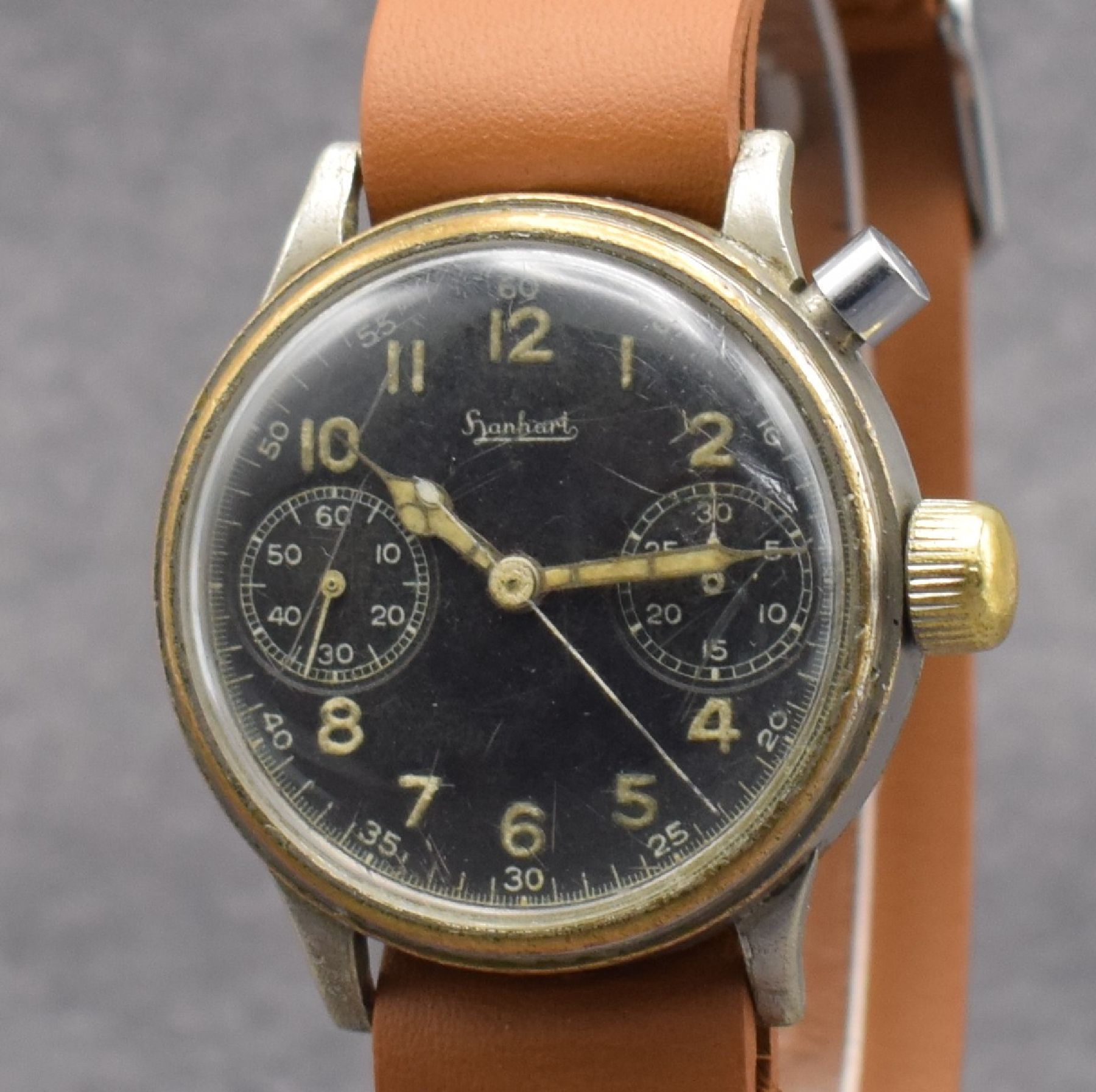 Detail c: HANHART 1-Drücker Flieger-Chronograph Kaliber 40, Deutschland um 1940, Handaufzug, vern. Messinggeh. stark berieben, Boden verschr., Drehlünette zu ...