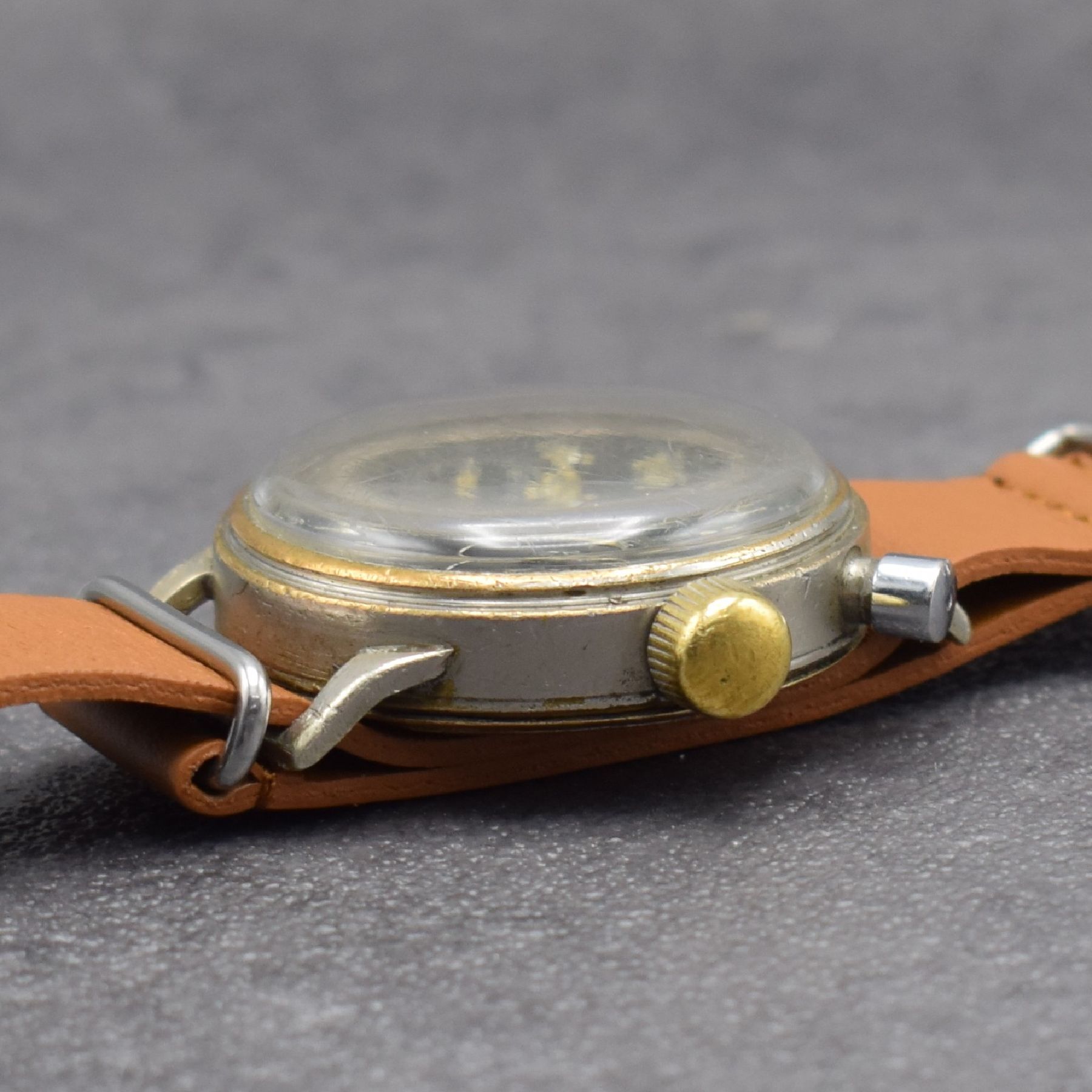 Detail d: HANHART 1-Drücker Flieger-Chronograph Kaliber 40, Deutschland um 1940, Handaufzug, vern. Messinggeh. stark berieben, Boden verschr., Drehlünette zu ...