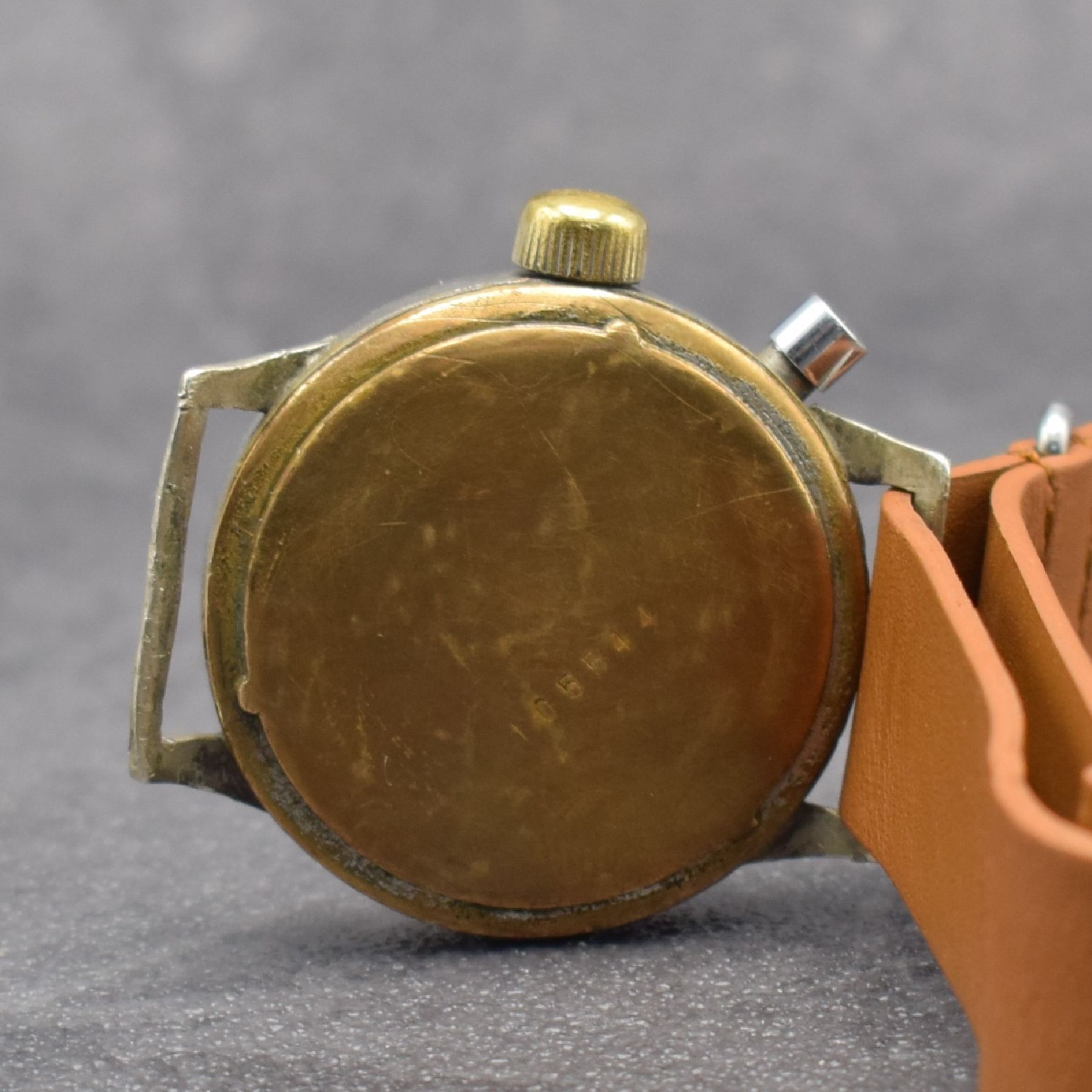 Detail e: HANHART 1-Drücker Flieger-Chronograph Kaliber 40, Deutschland um 1940, Handaufzug, vern. Messinggeh. stark berieben, Boden verschr., Drehlünette zu ...