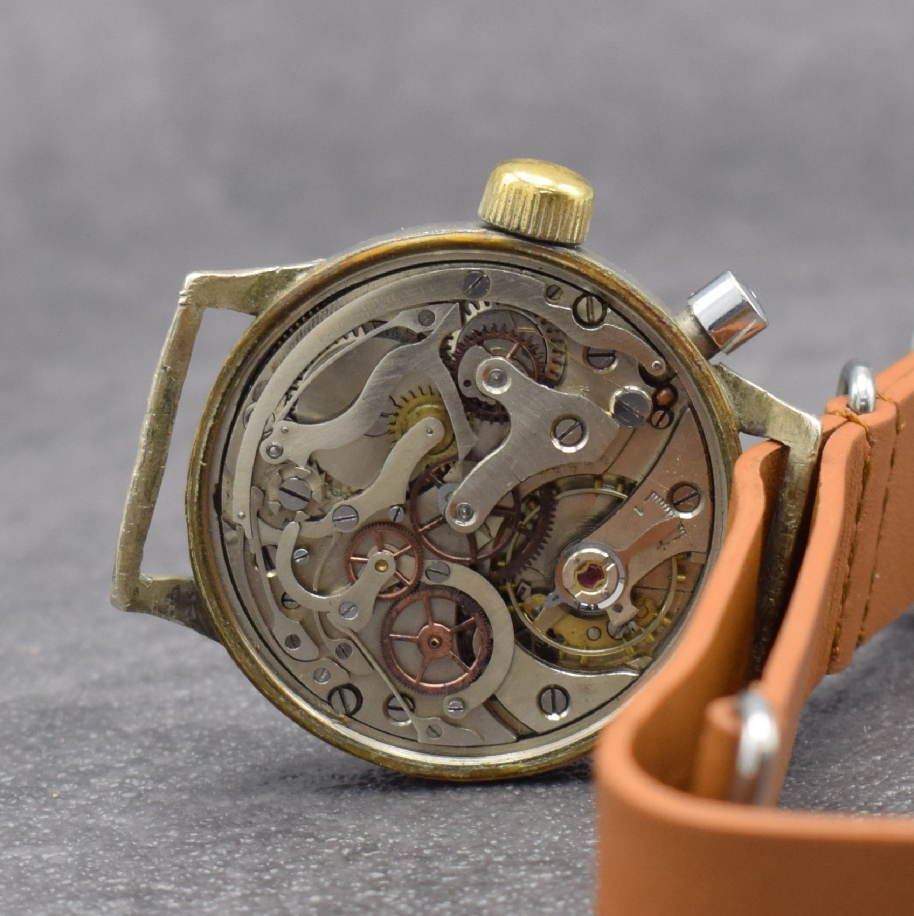 Detail f: HANHART 1-Drücker Flieger-Chronograph Kaliber 40, Deutschland um 1940, Handaufzug, vern. Messinggeh. stark berieben, Boden verschr., Drehlünette zu ...