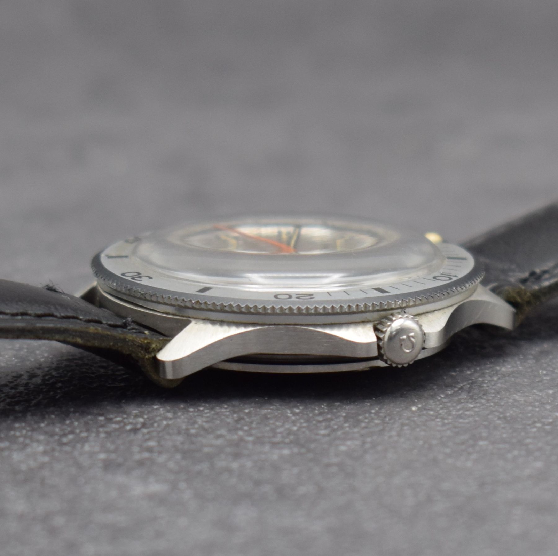 Detail d: OMEGA Geneve seltene nahezu neuwertige Herrensportuhr in Stahl, Schweiz um 1969, Automatik, Ref. 166.054, verschr. Boden noch m. Schutzlack, ...
