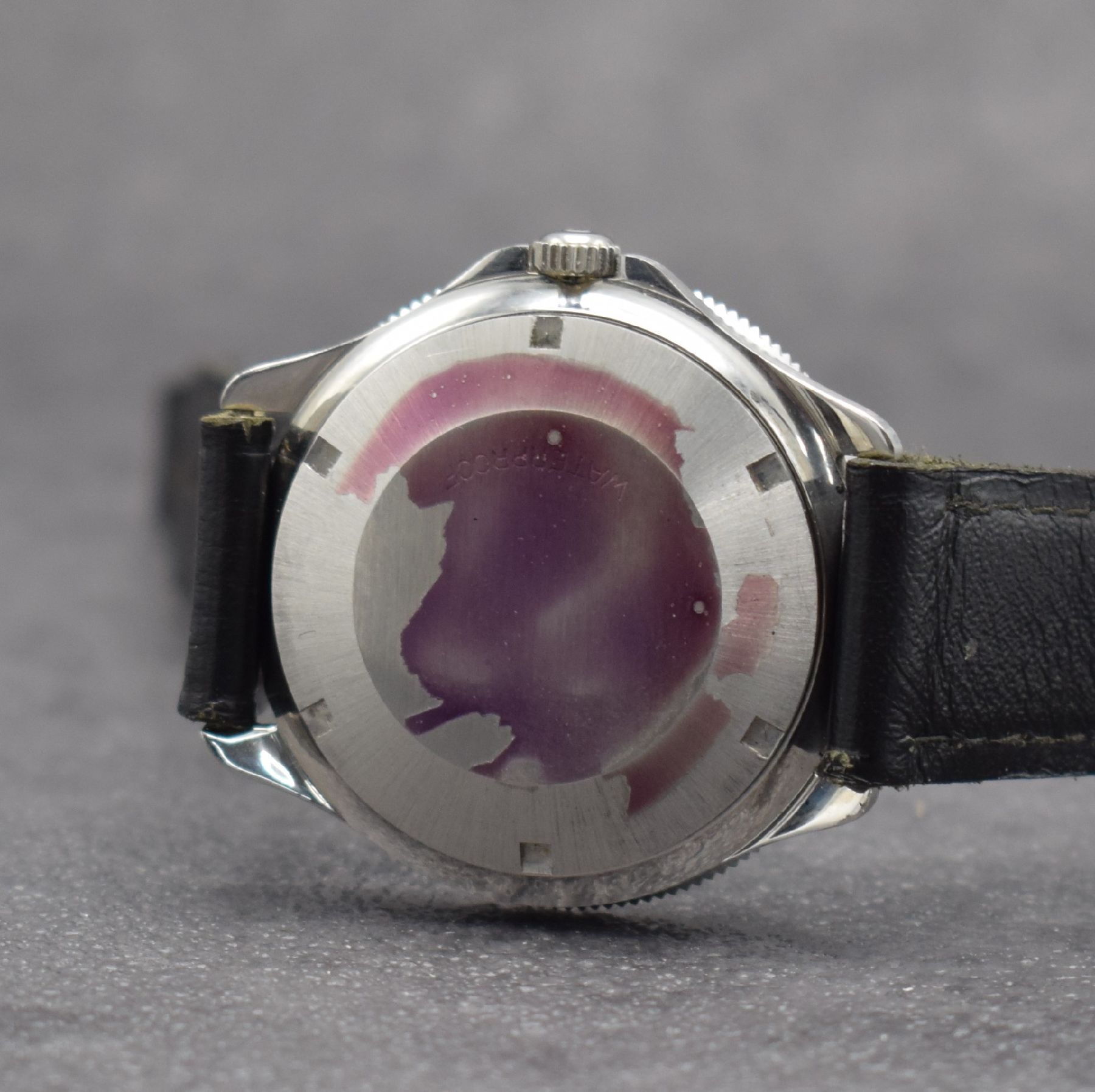 Detail e: OMEGA Geneve seltene nahezu neuwertige Herrensportuhr in Stahl, Schweiz um 1969, Automatik, Ref. 166.054, verschr. Boden noch m. Schutzlack, ...