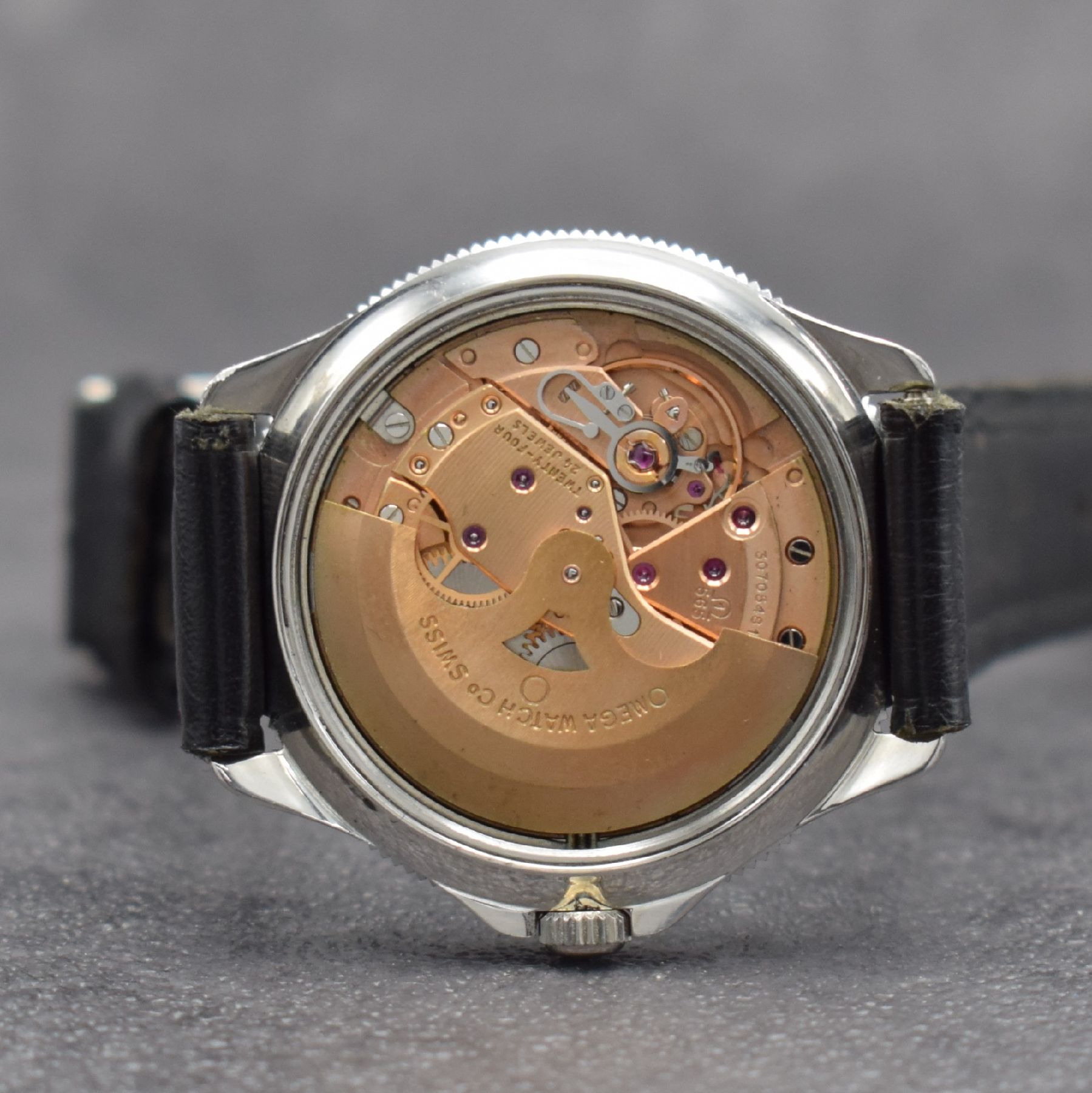 Detail g: OMEGA Geneve seltene nahezu neuwertige Herrensportuhr in Stahl, Schweiz um 1969, Automatik, Ref. 166.054, verschr. Boden noch m. Schutzlack, ...