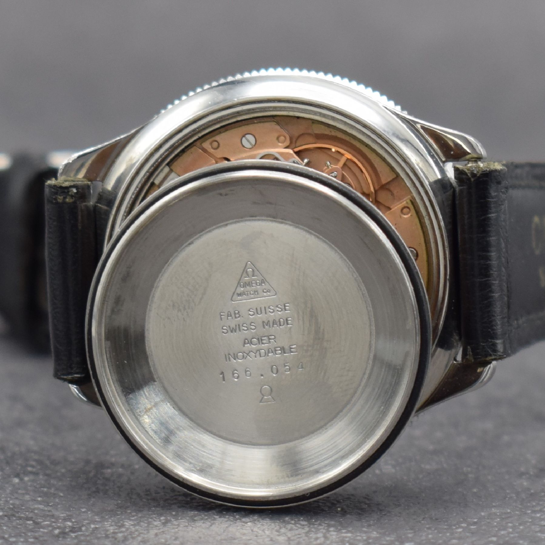 Detail h: OMEGA Geneve seltene nahezu neuwertige Herrensportuhr in Stahl, Schweiz um 1969, Automatik, Ref. 166.054, verschr. Boden noch m. Schutzlack, ...
