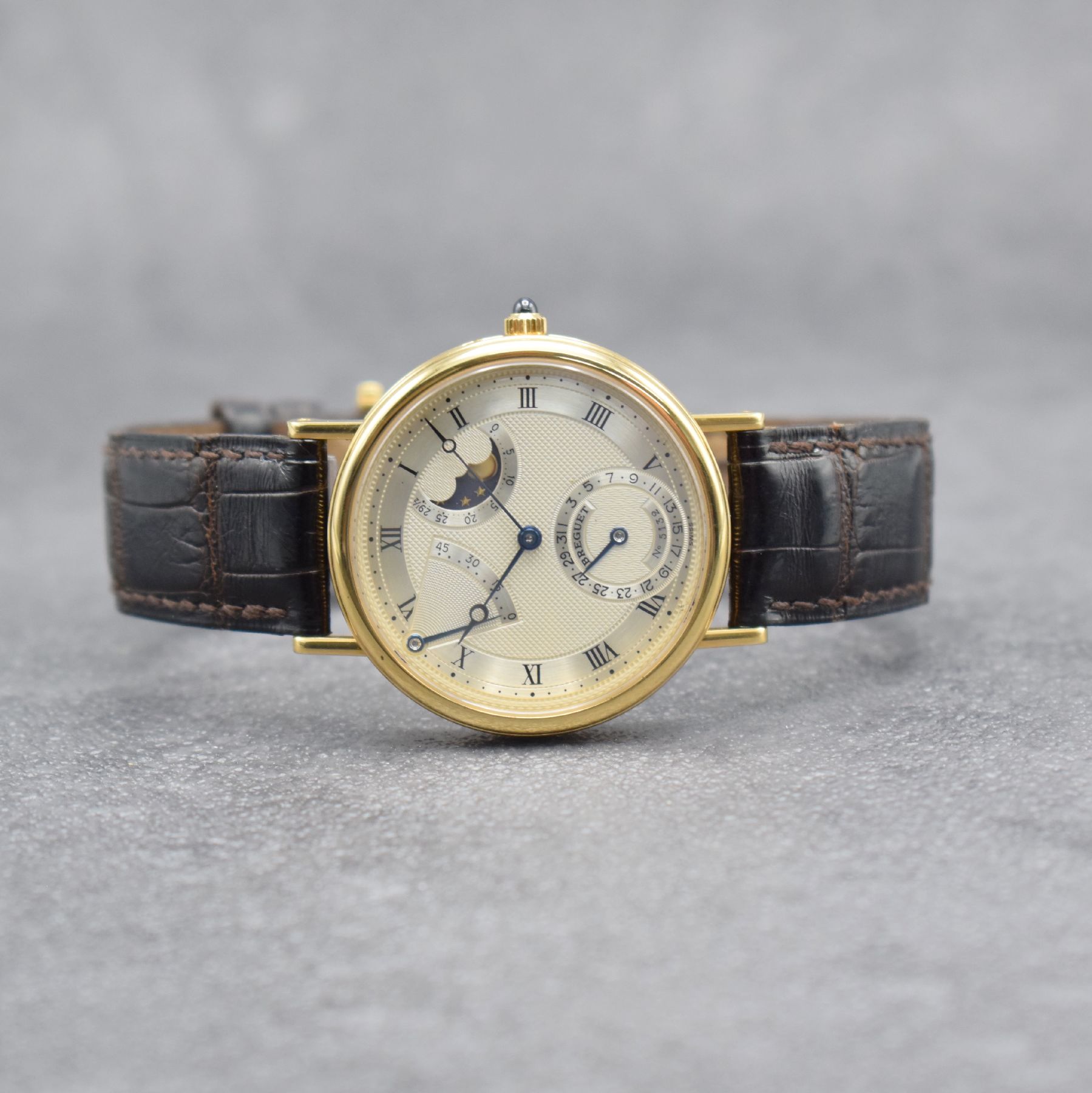 BREGUET feine Herrenarmbanduhr Classique mit Mondphase, Gangreserve & Datum in GG 750/000 Referenz 3137, Schweiz um 1999, Automatik, beids. vergl., ...