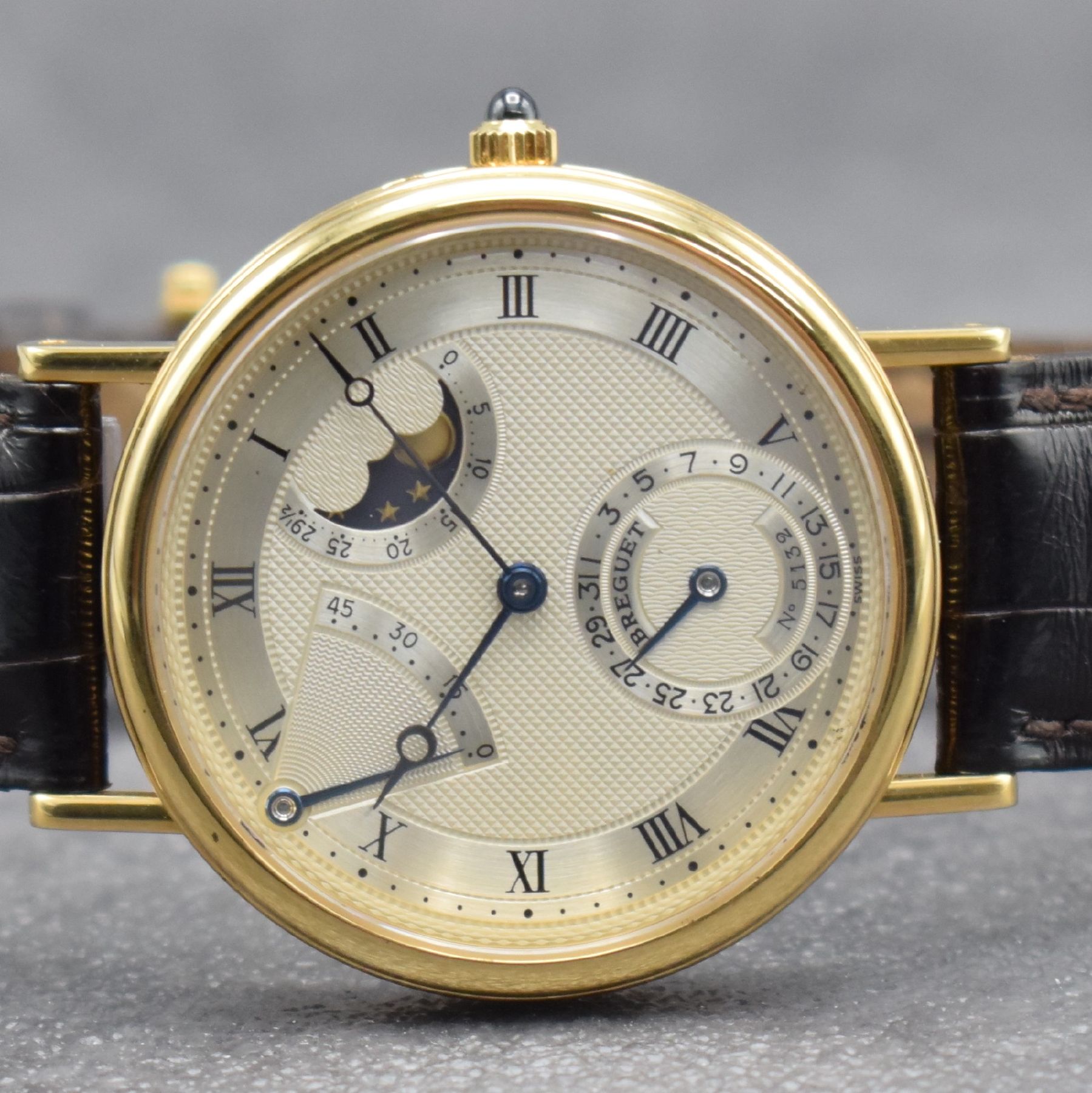 Detail a: BREGUET feine Herrenarmbanduhr Classique mit Mondphase, Gangreserve & Datum in GG 750/000 Referenz 3137, Schweiz um 1999, Automatik, beids. vergl., ...
