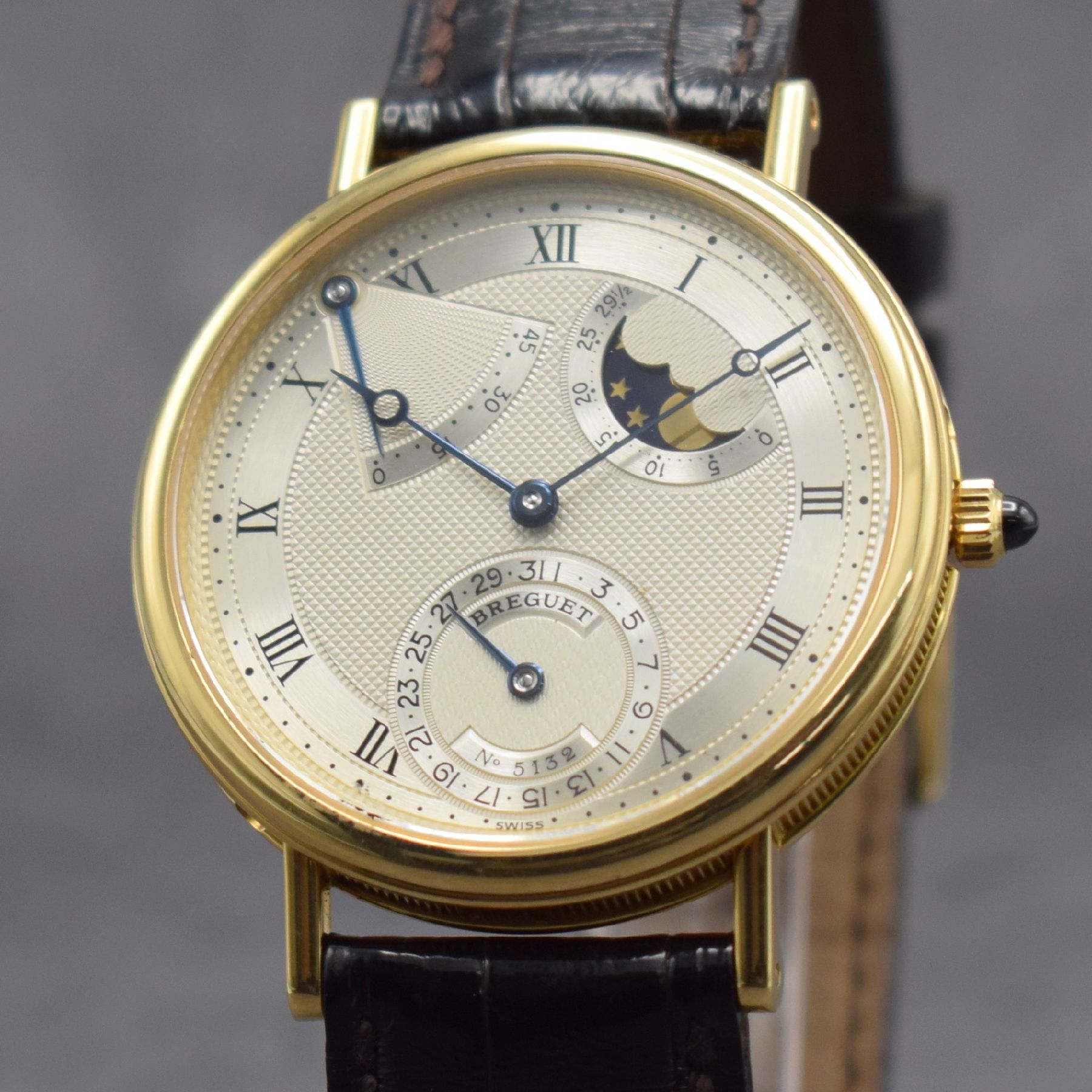 Detail d: BREGUET feine Herrenarmbanduhr Classique mit Mondphase, Gangreserve & Datum in GG 750/000 Referenz 3137, Schweiz um 1999, Automatik, beids. vergl., ...