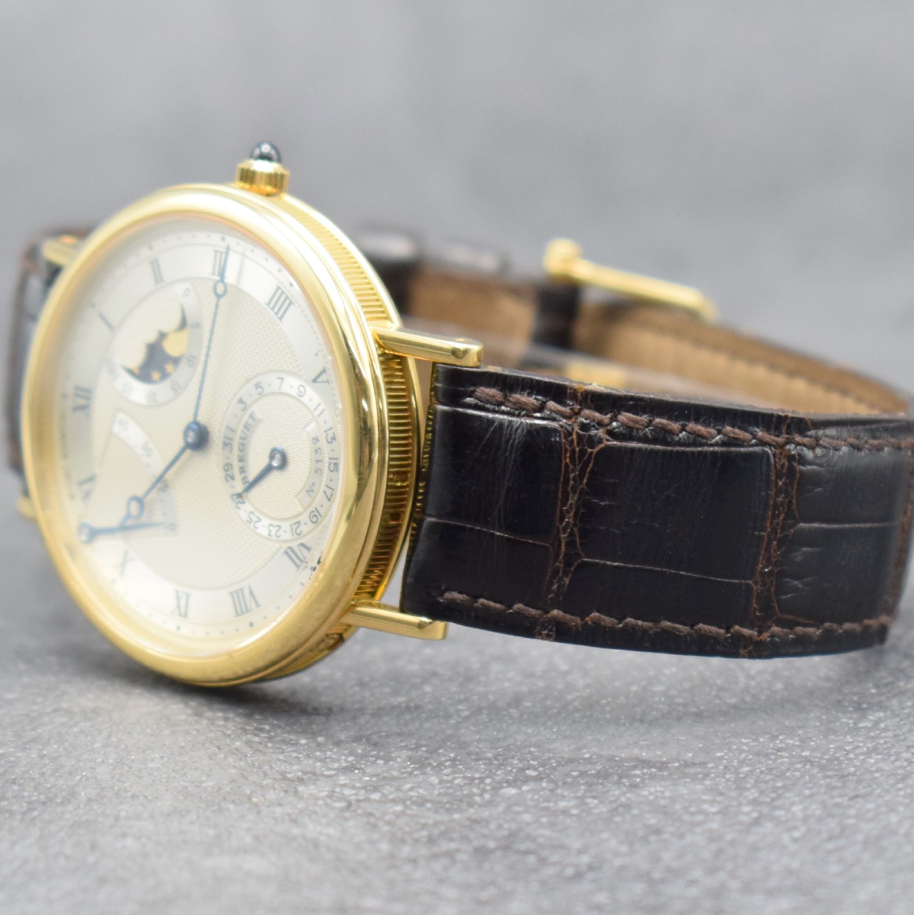 Detail e: BREGUET feine Herrenarmbanduhr Classique mit Mondphase, Gangreserve & Datum in GG 750/000 Referenz 3137, Schweiz um 1999, Automatik, beids. vergl., ...