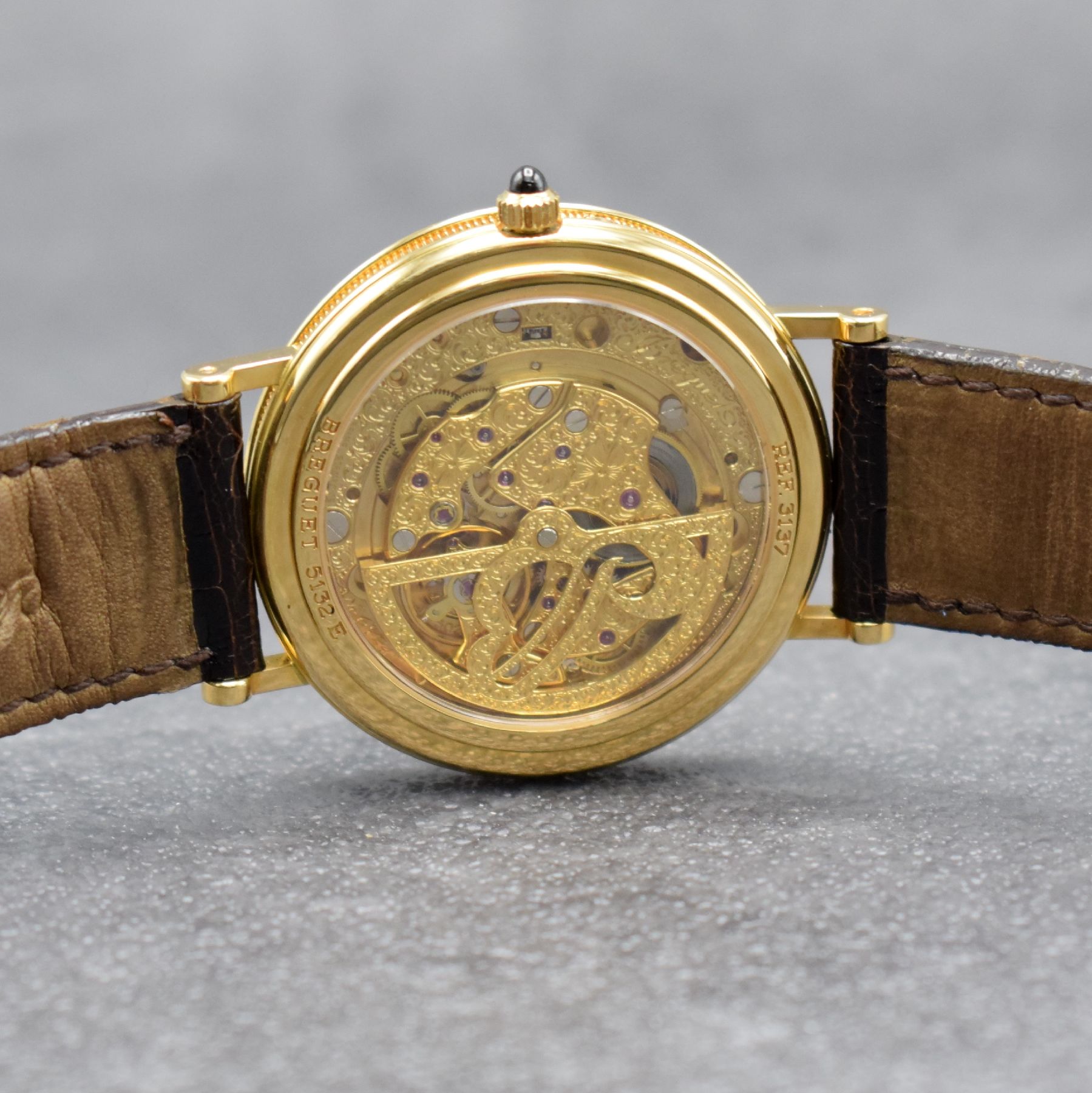 Detail f: BREGUET feine Herrenarmbanduhr Classique mit Mondphase, Gangreserve & Datum in GG 750/000 Referenz 3137, Schweiz um 1999, Automatik, beids. vergl., ...