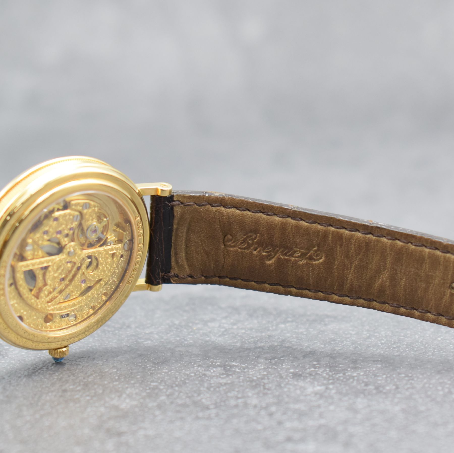 Detail h: BREGUET feine Herrenarmbanduhr Classique mit Mondphase, Gangreserve & Datum in GG 750/000 Referenz 3137, Schweiz um 1999, Automatik, beids. vergl., ...