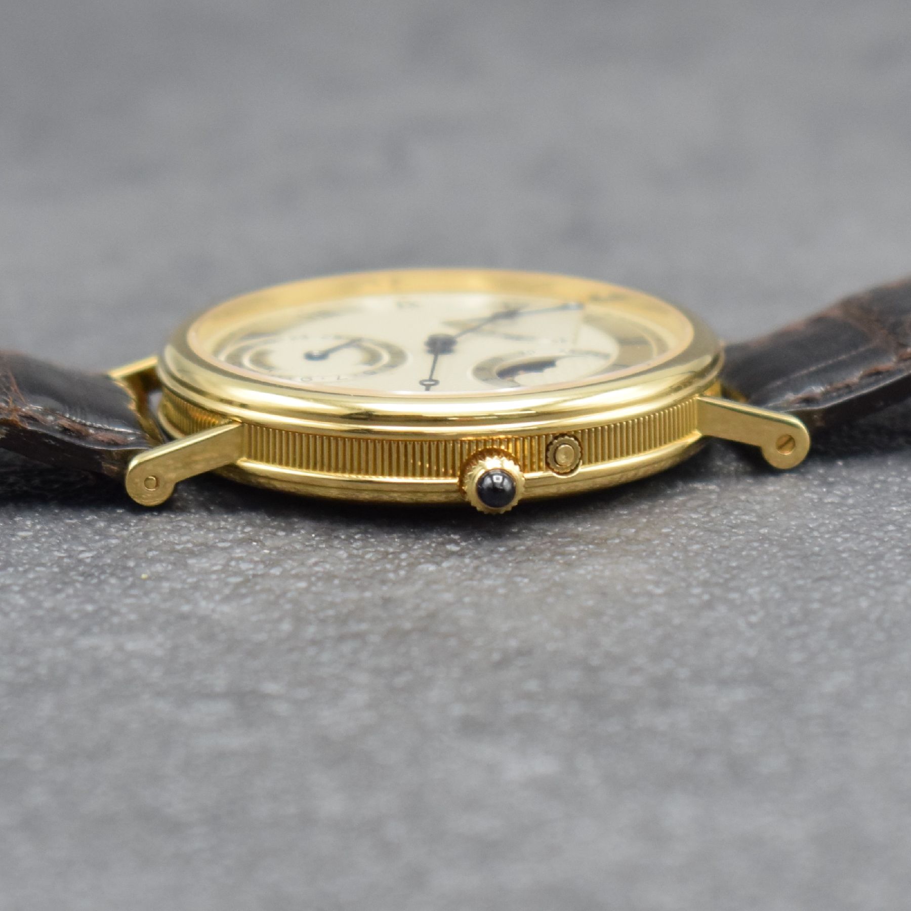 Detail k: BREGUET feine Herrenarmbanduhr Classique mit Mondphase, Gangreserve & Datum in GG 750/000 Referenz 3137, Schweiz um 1999, Automatik, beids. vergl., ...