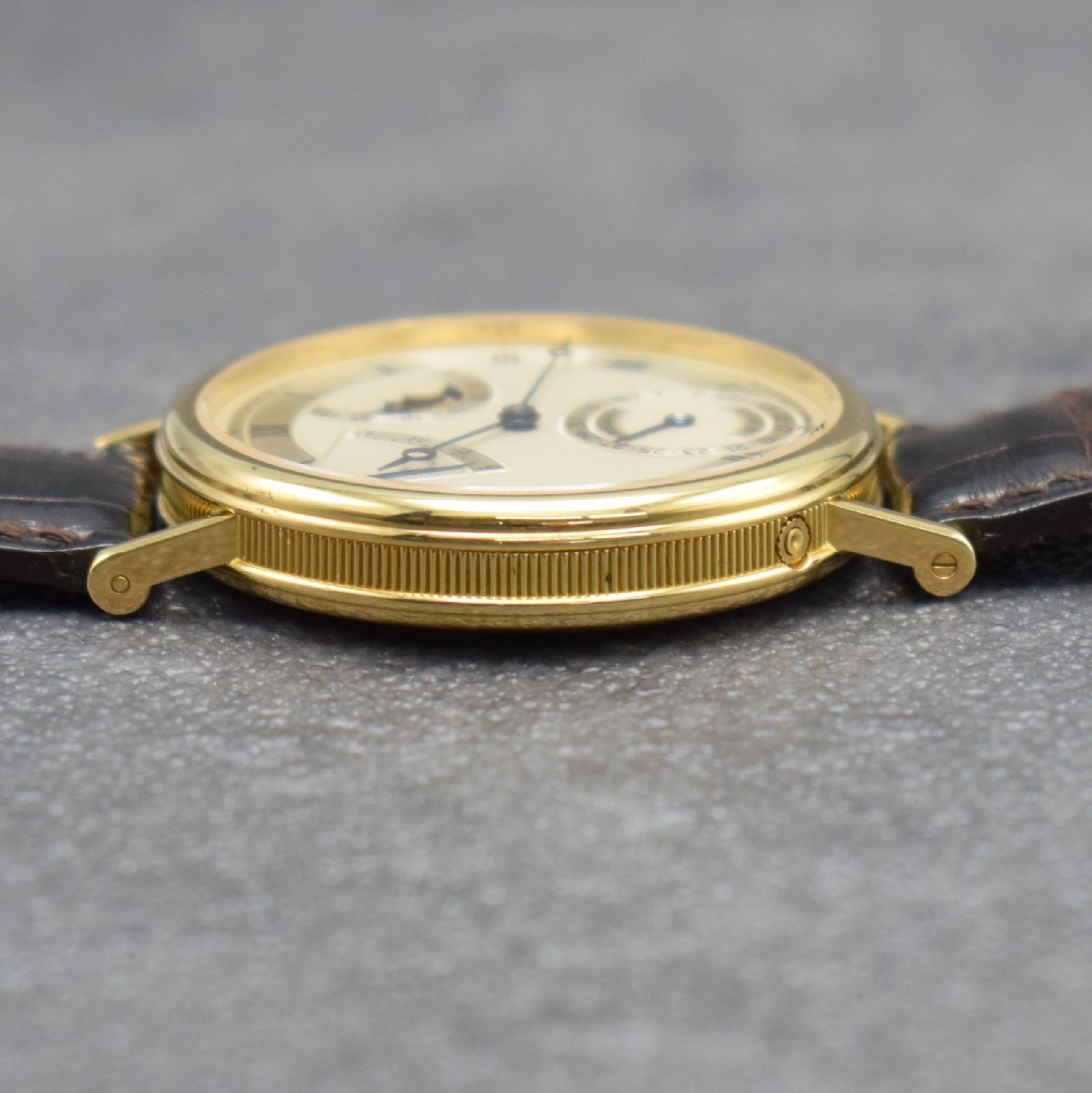 Detail l: BREGUET feine Herrenarmbanduhr Classique mit Mondphase, Gangreserve & Datum in GG 750/000 Referenz 3137, Schweiz um 1999, Automatik, beids. vergl., ...