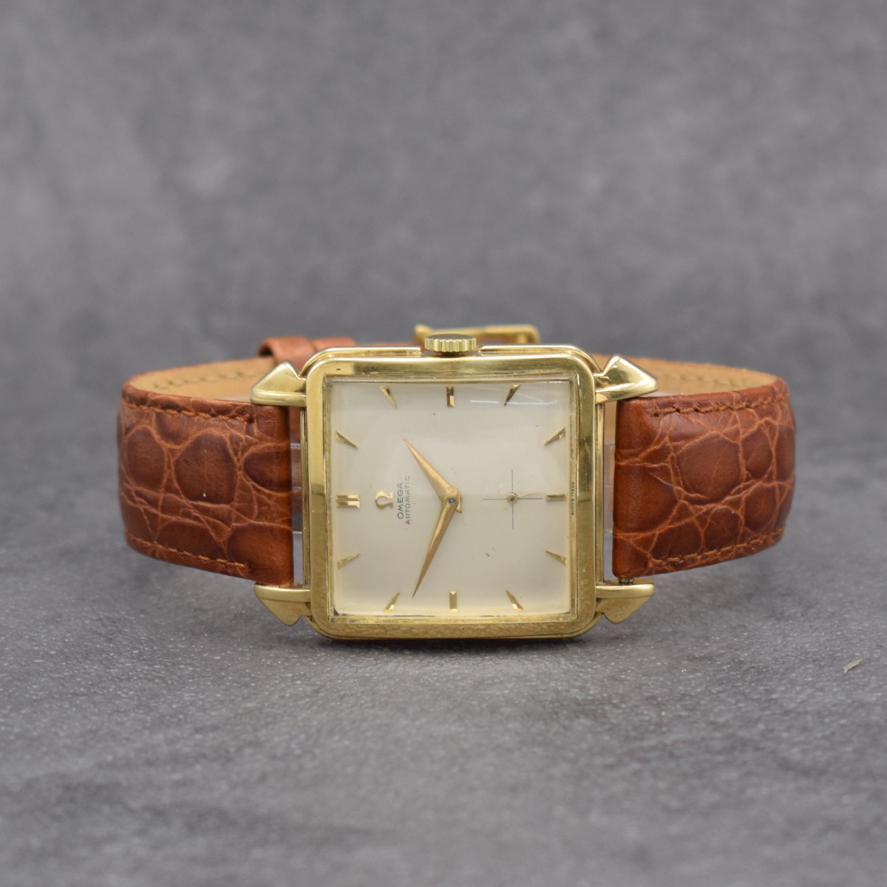 OMEGA quadratische Herrenarmbanduhr Referenz 3903 in GG 585/000, Schweiz um 1950, Hammerautomatik, gedr. Boden, tropfenf. Bandanst., silb. Zifferbl., ...