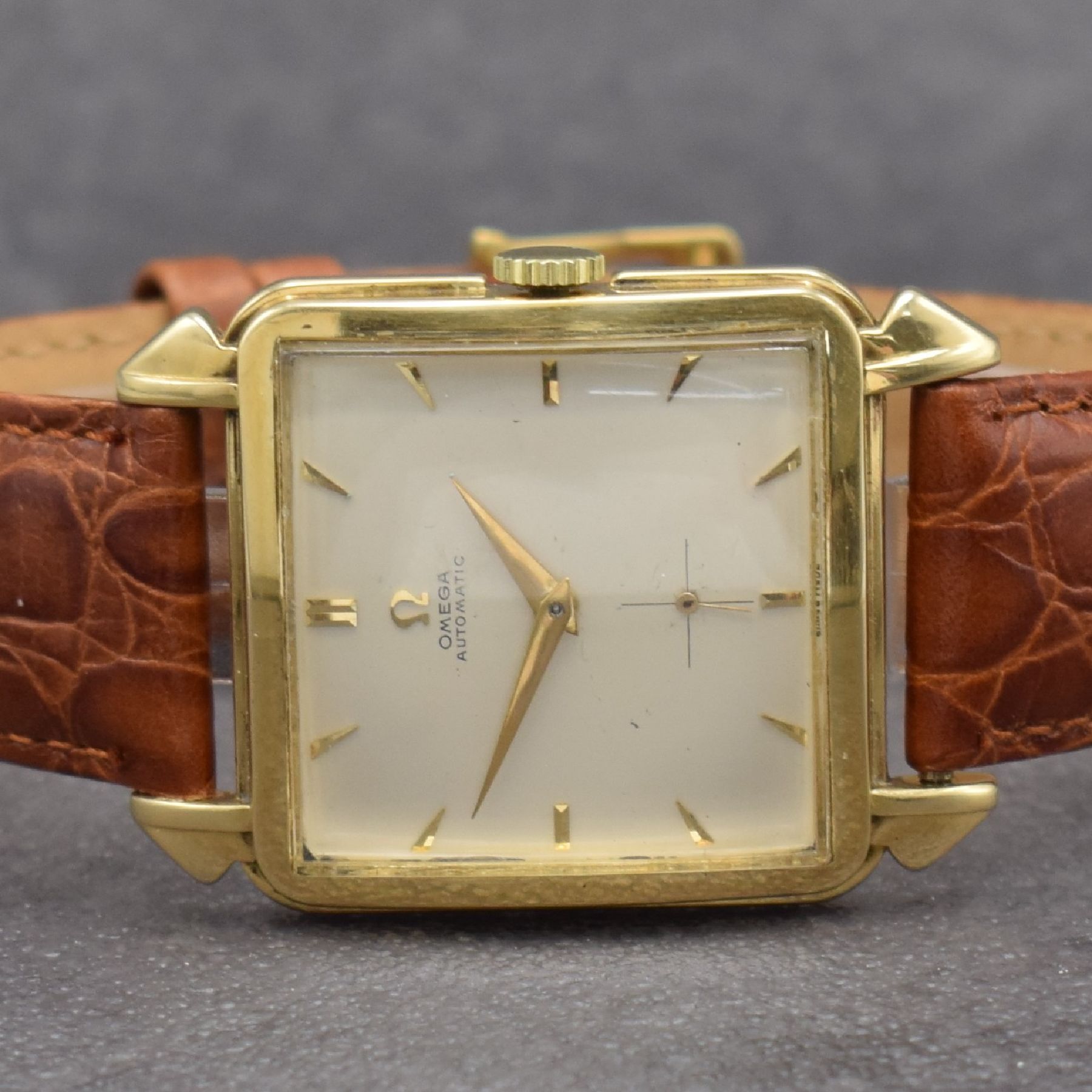 Detail a: OMEGA quadratische Herrenarmbanduhr Referenz 3903 in GG 585/000, Schweiz um 1950, Hammerautomatik, gedr. Boden, tropfenf. Bandanst., silb. Zifferbl., ...