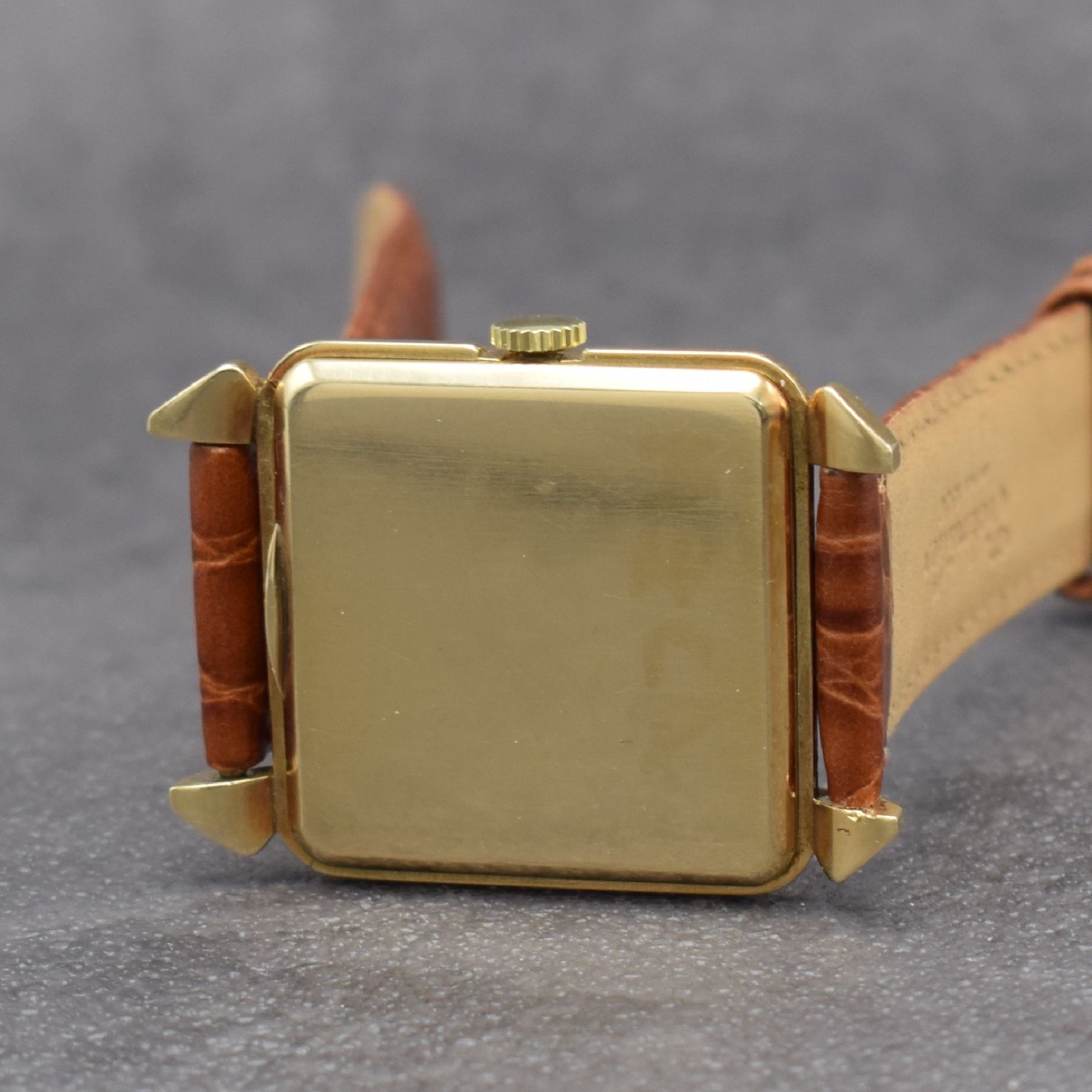 Detail c: OMEGA quadratische Herrenarmbanduhr Referenz 3903 in GG 585/000, Schweiz um 1950, Hammerautomatik, gedr. Boden, tropfenf. Bandanst., silb. Zifferbl., ...