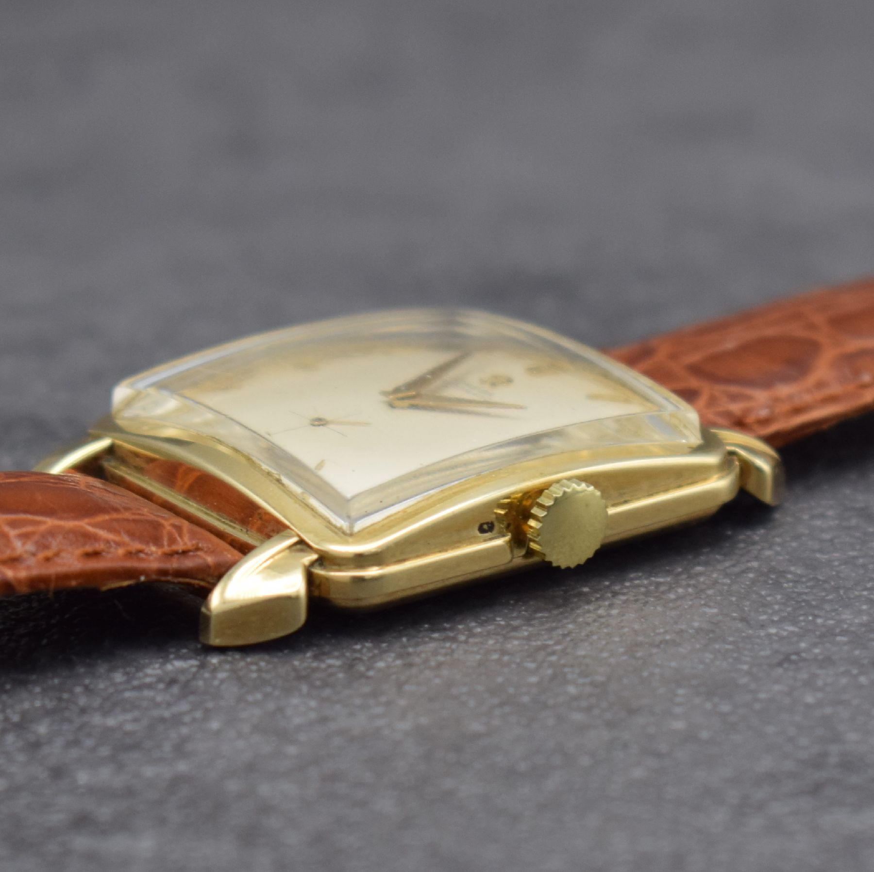 Detail d: OMEGA quadratische Herrenarmbanduhr Referenz 3903 in GG 585/000, Schweiz um 1950, Hammerautomatik, gedr. Boden, tropfenf. Bandanst., silb. Zifferbl., ...