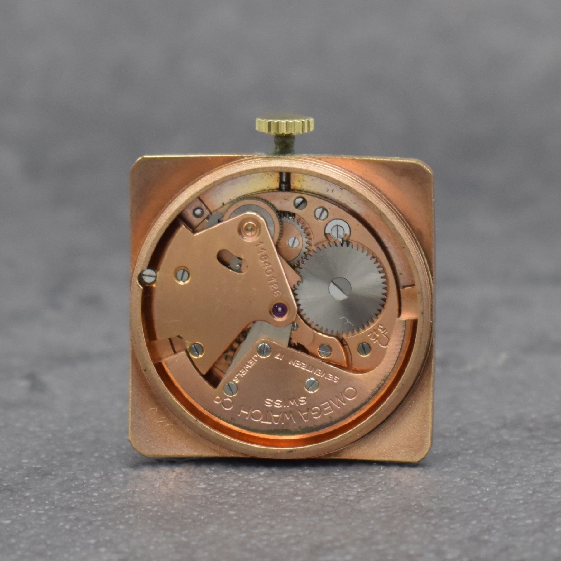 Detail e: OMEGA quadratische Herrenarmbanduhr Referenz 3903 in GG 585/000, Schweiz um 1950, Hammerautomatik, gedr. Boden, tropfenf. Bandanst., silb. Zifferbl., ...