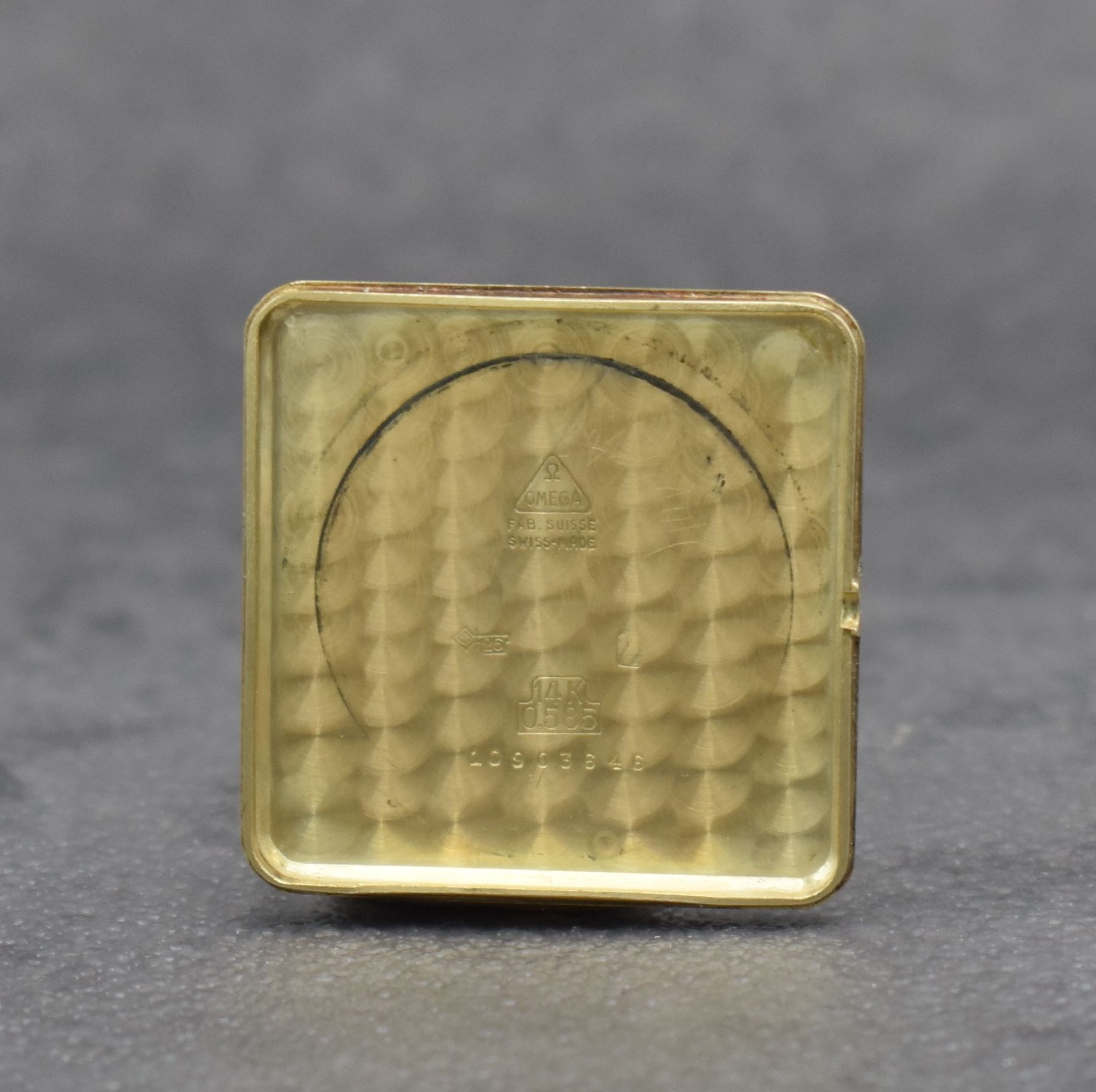 Detail f: OMEGA quadratische Herrenarmbanduhr Referenz 3903 in GG 585/000, Schweiz um 1950, Hammerautomatik, gedr. Boden, tropfenf. Bandanst., silb. Zifferbl., ...