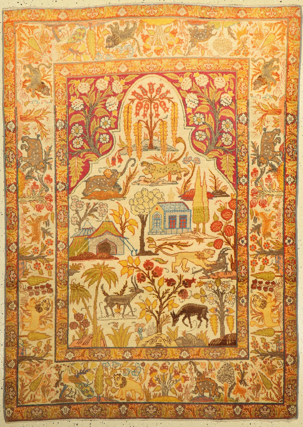 Seltener Täbriz Hadjalili, Nordwestpersien, um 1920/1930, Wolle geknüpft auf Baumwolle, ausgefallene Tier Motive auf hellem Grund, ca.174 x 123 ...