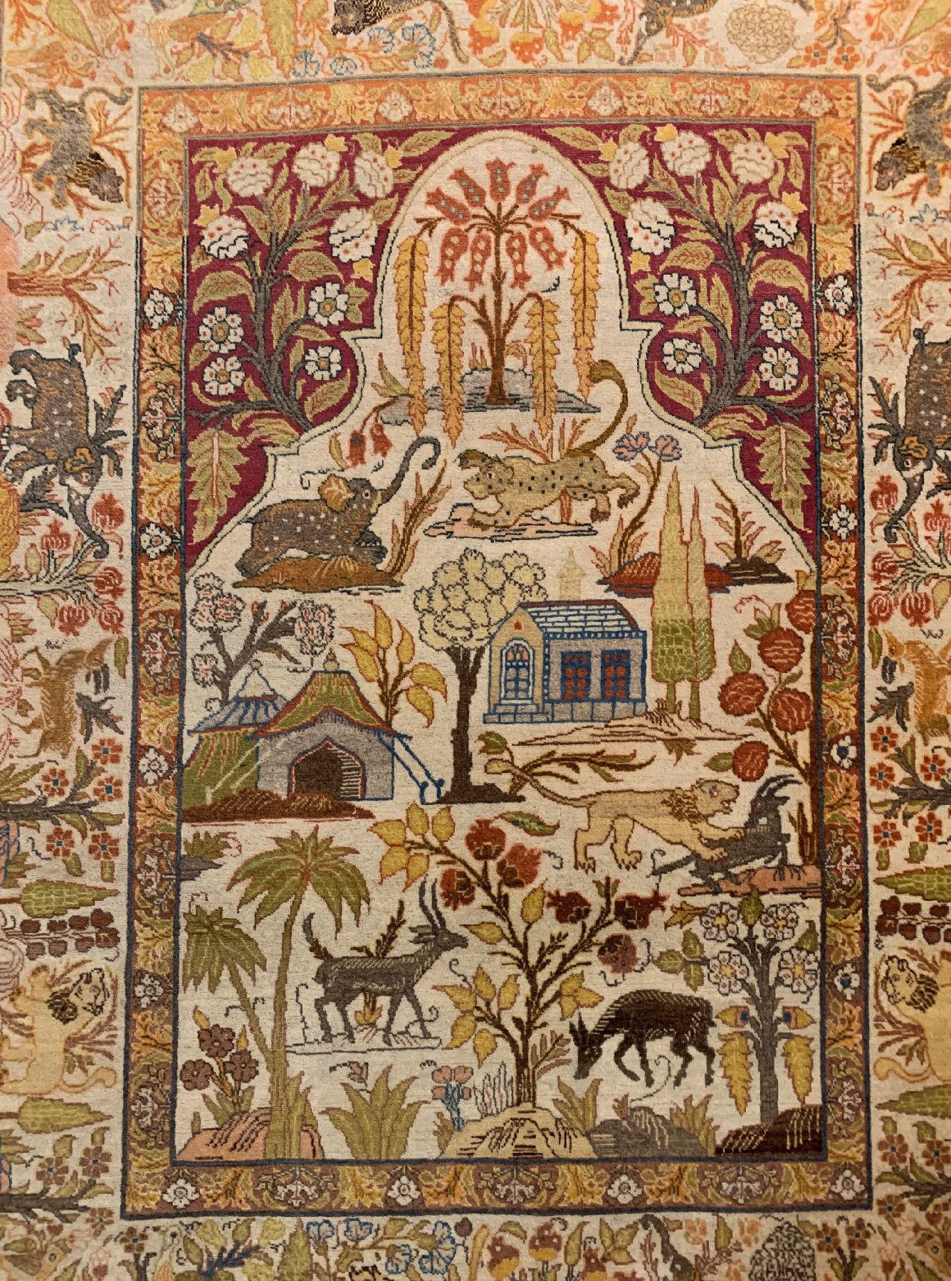 Detail a: Seltener Täbriz Hadjalili, Nordwestpersien, um 1920/1930, Wolle geknüpft auf Baumwolle, ausgefallene Tier Motive auf hellem Grund, ca.174 x 123 ...