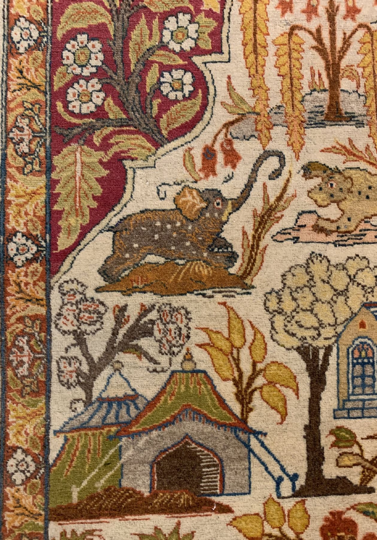 Detail b: Seltener Täbriz Hadjalili, Nordwestpersien, um 1920/1930, Wolle geknüpft auf Baumwolle, ausgefallene Tier Motive auf hellem Grund, ca.174 x 123 ...