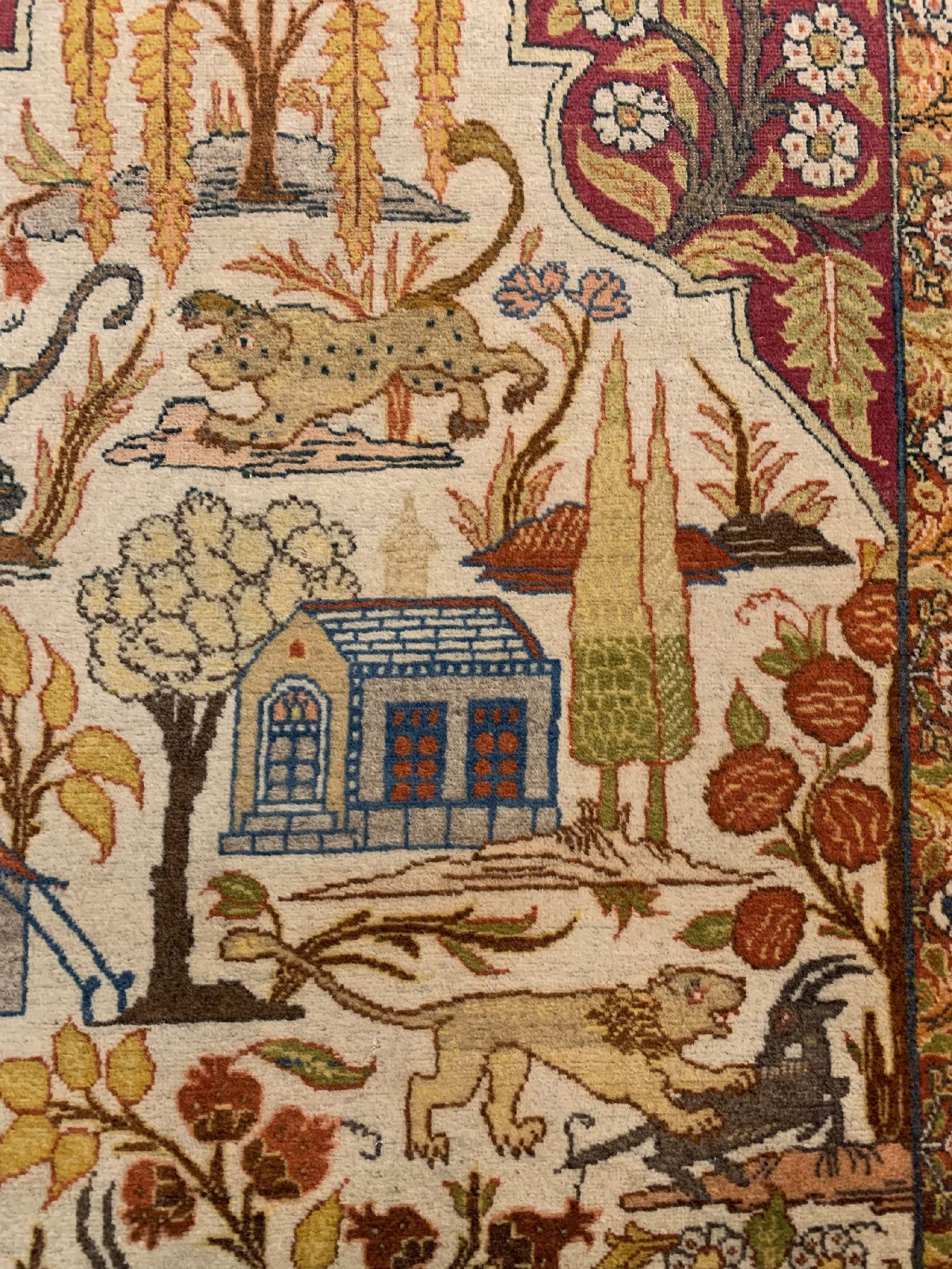 Detail c: Seltener Täbriz Hadjalili, Nordwestpersien, um 1920/1930, Wolle geknüpft auf Baumwolle, ausgefallene Tier Motive auf hellem Grund, ca.174 x 123 ...