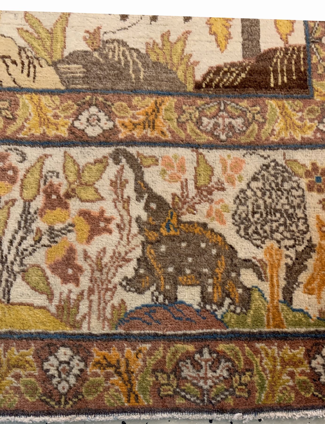 Detail d: Seltener Täbriz Hadjalili, Nordwestpersien, um 1920/1930, Wolle geknüpft auf Baumwolle, ausgefallene Tier Motive auf hellem Grund, ca.174 x 123 ...