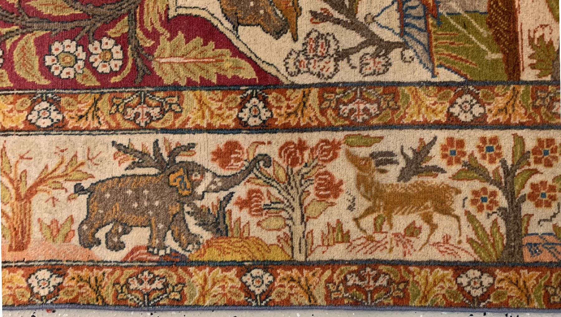 Detail e: Seltener Täbriz Hadjalili, Nordwestpersien, um 1920/1930, Wolle geknüpft auf Baumwolle, ausgefallene Tier Motive auf hellem Grund, ca.174 x 123 ...
