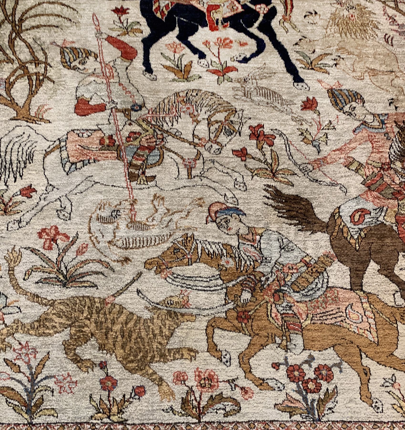 Detail b: Seltener Seiden Ghom , Persien, um 1940 reine Naturseide, Jagdszene auf hellem Grund aus der Meisterwerkstatt Shakeri, ca. 204 x 142 cm, EHZ:2(guter ...