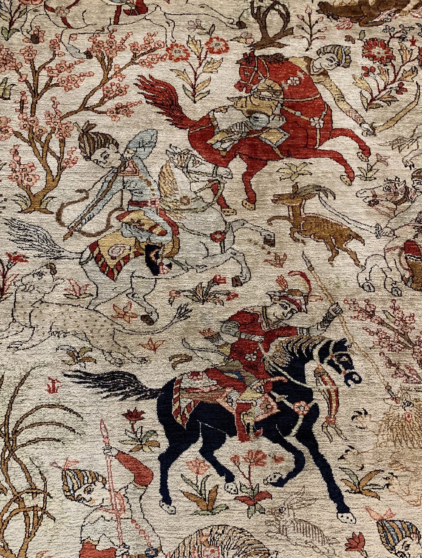 Detail c: Seltener Seiden Ghom , Persien, um 1940 reine Naturseide, Jagdszene auf hellem Grund aus der Meisterwerkstatt Shakeri, ca. 204 x 142 cm, EHZ:2(guter ...