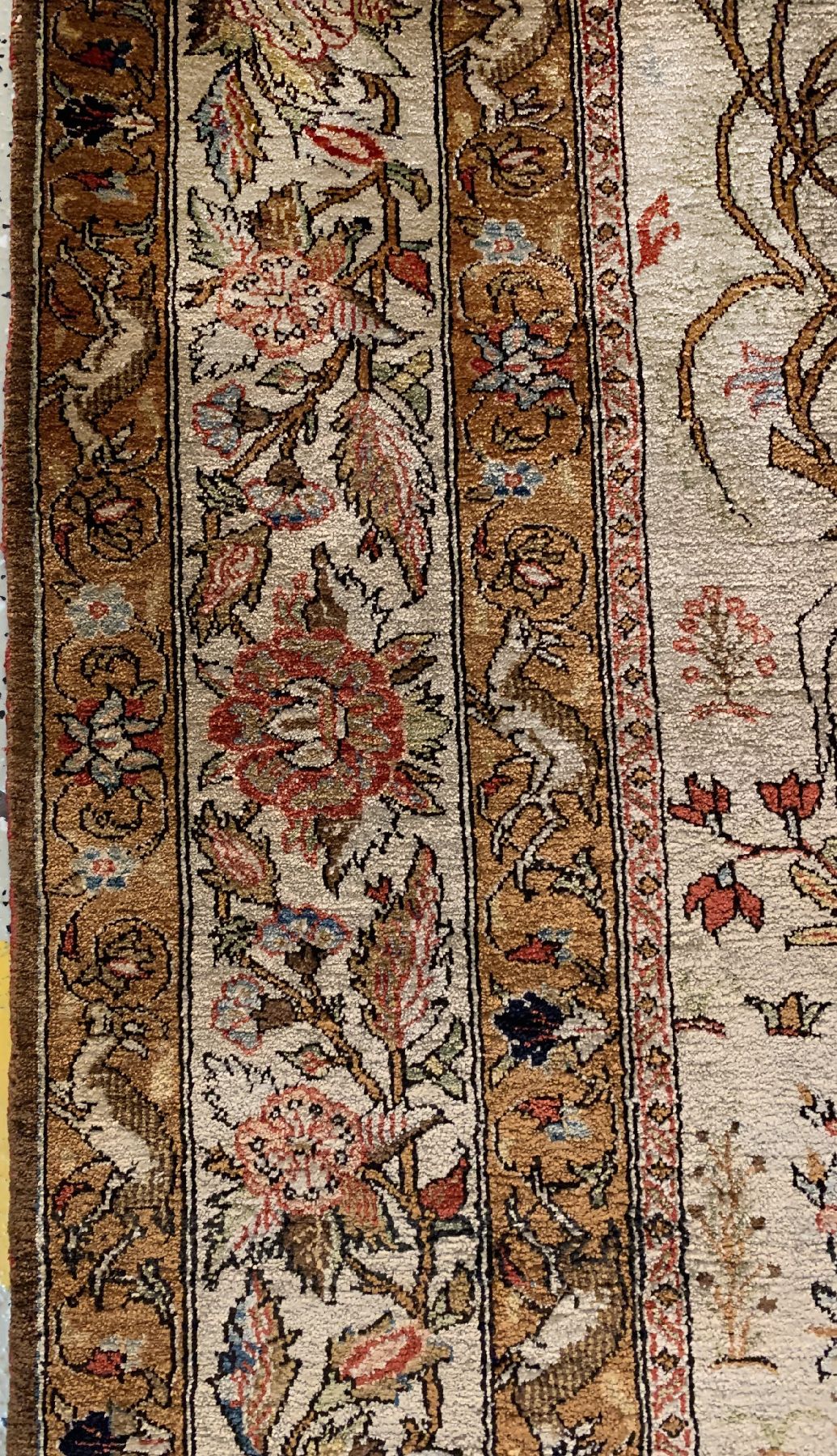 Detail d: Seltener Seiden Ghom , Persien, um 1940 reine Naturseide, Jagdszene auf hellem Grund aus der Meisterwerkstatt Shakeri, ca. 204 x 142 cm, EHZ:2(guter ...