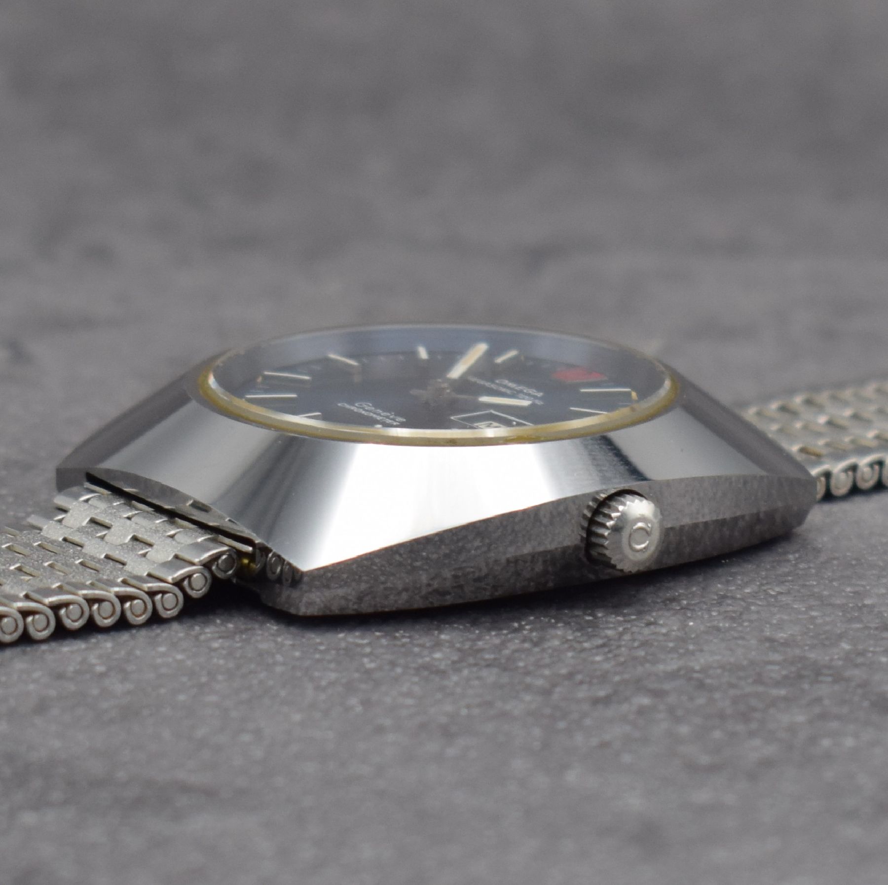 Detail e: OMEGA Chronometer Megasonic 720 Hz sehr seltene Herrenarmbanduhr in Stahl / Hartmetall, Schweiz um 1973, Stimmgabelschwinger, Ref. 198.0055, massives ...