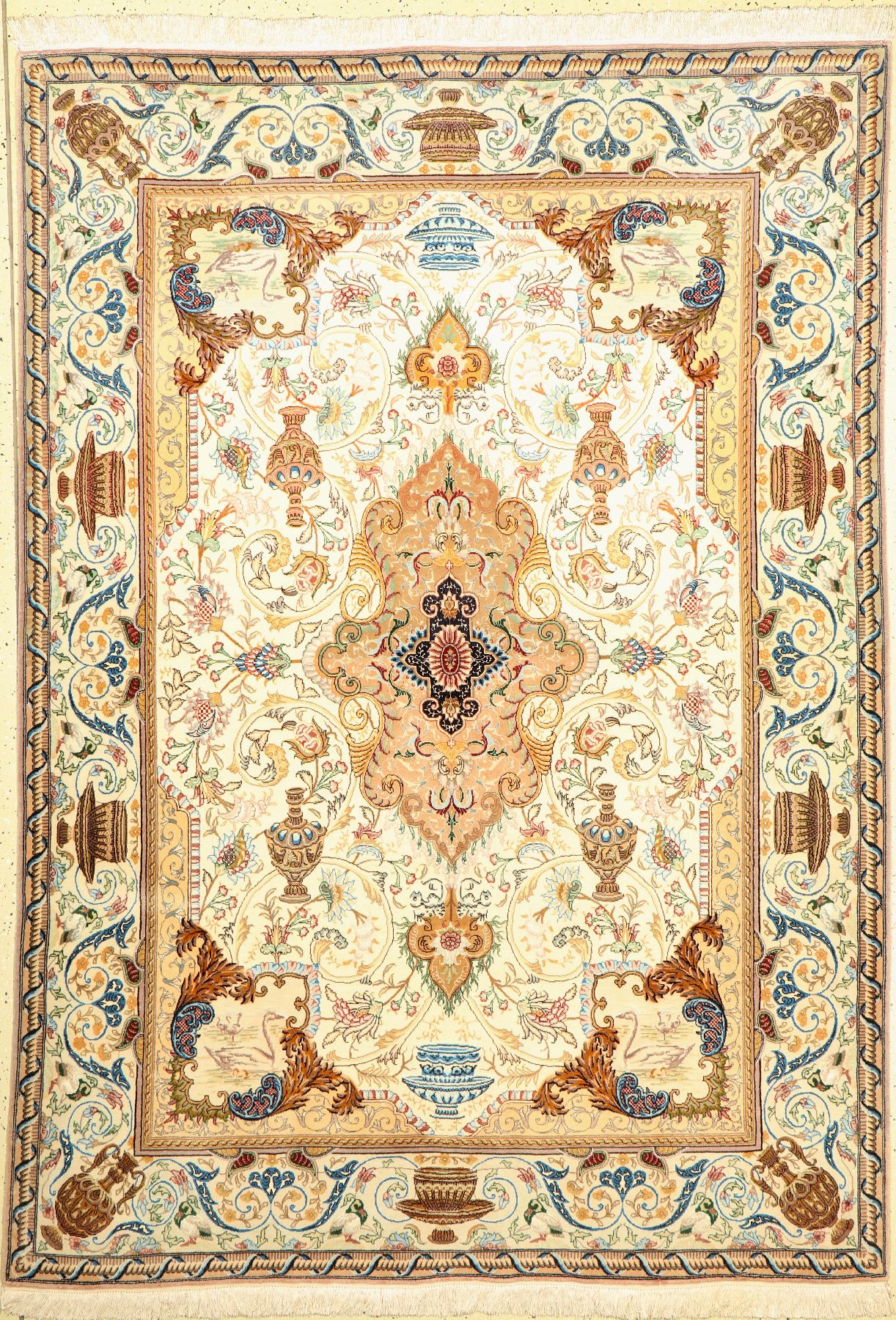 Feiner Täbriz Part-Silk(60 Raj), Nordwestpersien, Korkwolle mit Seide geknüpft auf Seide, sehr dekorative Vasen Motive auf weißem Feld, ca.210 x ...
