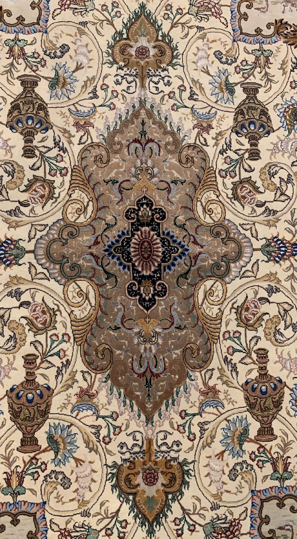Detail a: Feiner Täbriz Part-Silk(60 Raj), Nordwestpersien, Korkwolle mit Seide geknüpft auf Seide, sehr dekorative Vasen Motive auf weißem Feld, ca.210 x ...