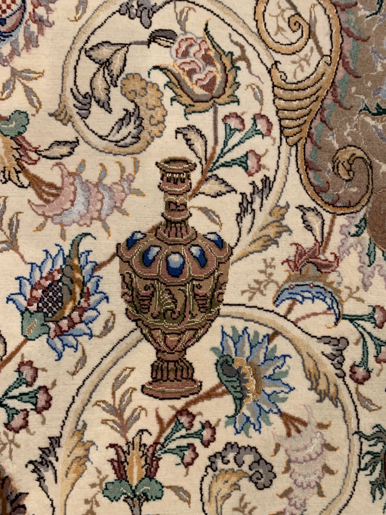 Detail c: Feiner Täbriz Part-Silk(60 Raj), Nordwestpersien, Korkwolle mit Seide geknüpft auf Seide, sehr dekorative Vasen Motive auf weißem Feld, ca.210 x ...