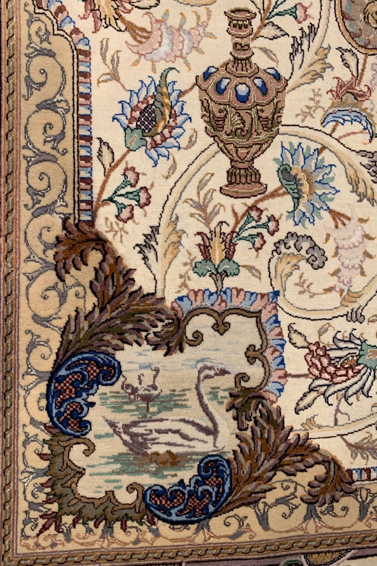 Detail d: Feiner Täbriz Part-Silk(60 Raj), Nordwestpersien, Korkwolle mit Seide geknüpft auf Seide, sehr dekorative Vasen Motive auf weißem Feld, ca.210 x ...
