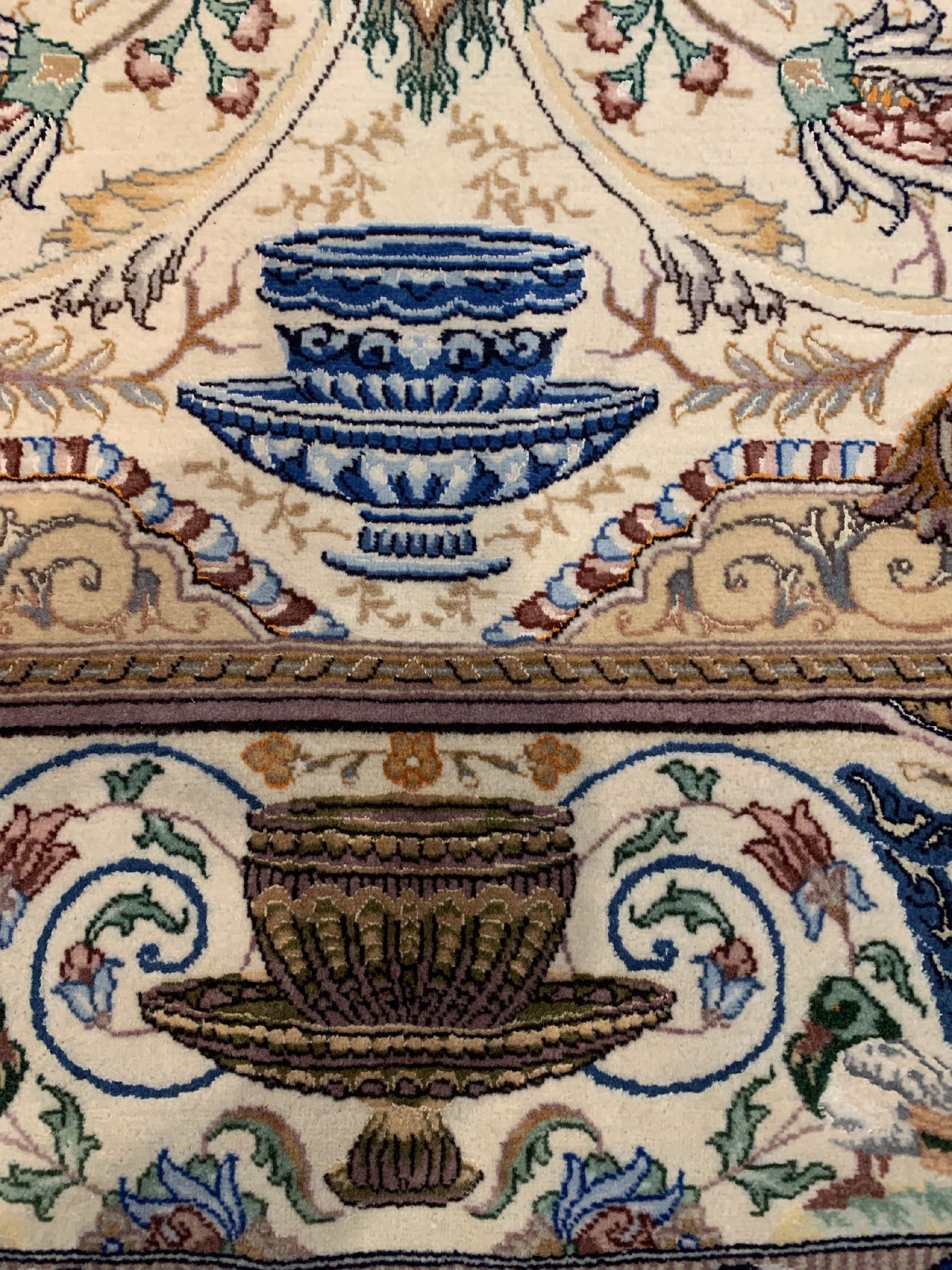 Detail e: Feiner Täbriz Part-Silk(60 Raj), Nordwestpersien, Korkwolle mit Seide geknüpft auf Seide, sehr dekorative Vasen Motive auf weißem Feld, ca.210 x ...