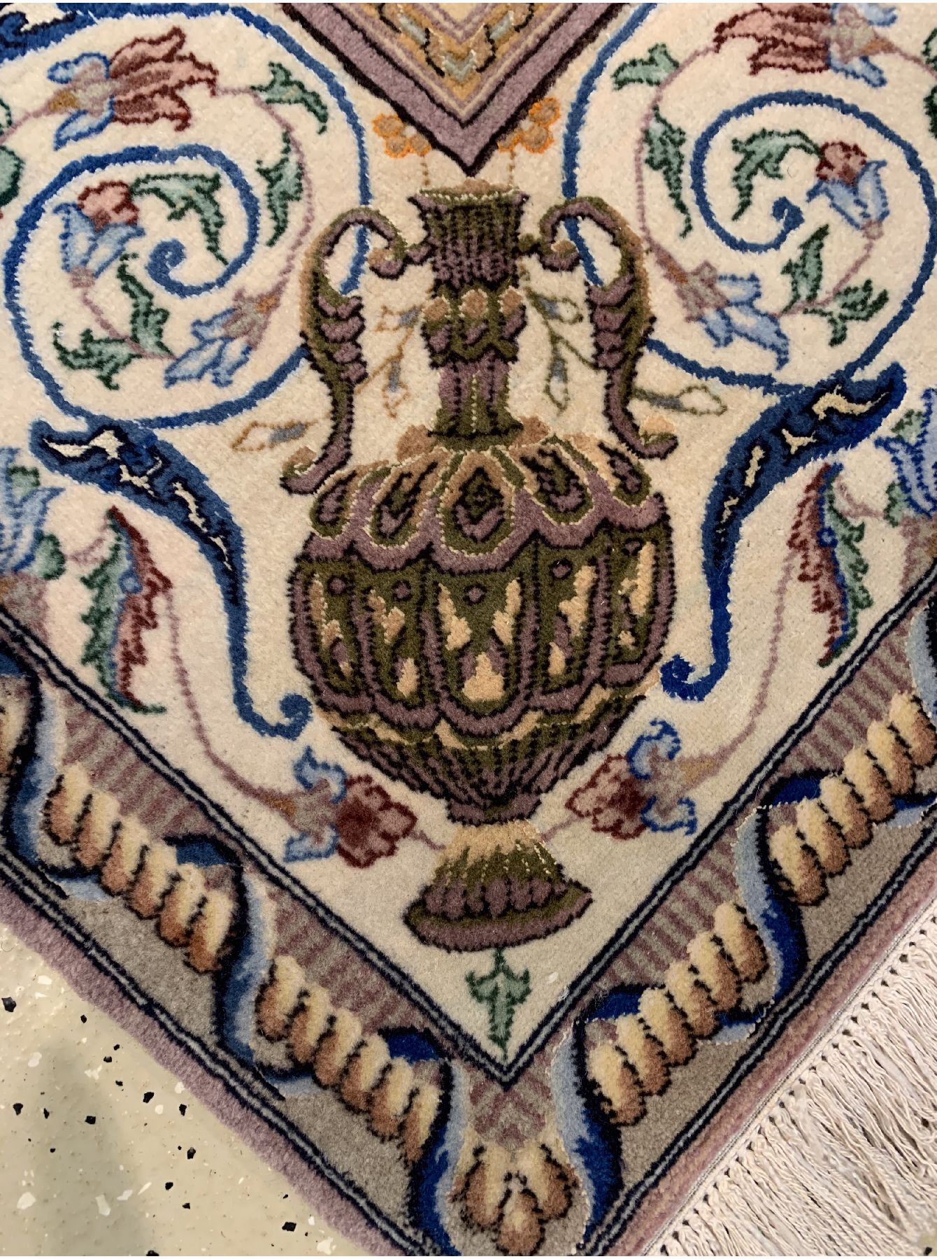Detail g: Feiner Täbriz Part-Silk(60 Raj), Nordwestpersien, Korkwolle mit Seide geknüpft auf Seide, sehr dekorative Vasen Motive auf weißem Feld, ca.210 x ...