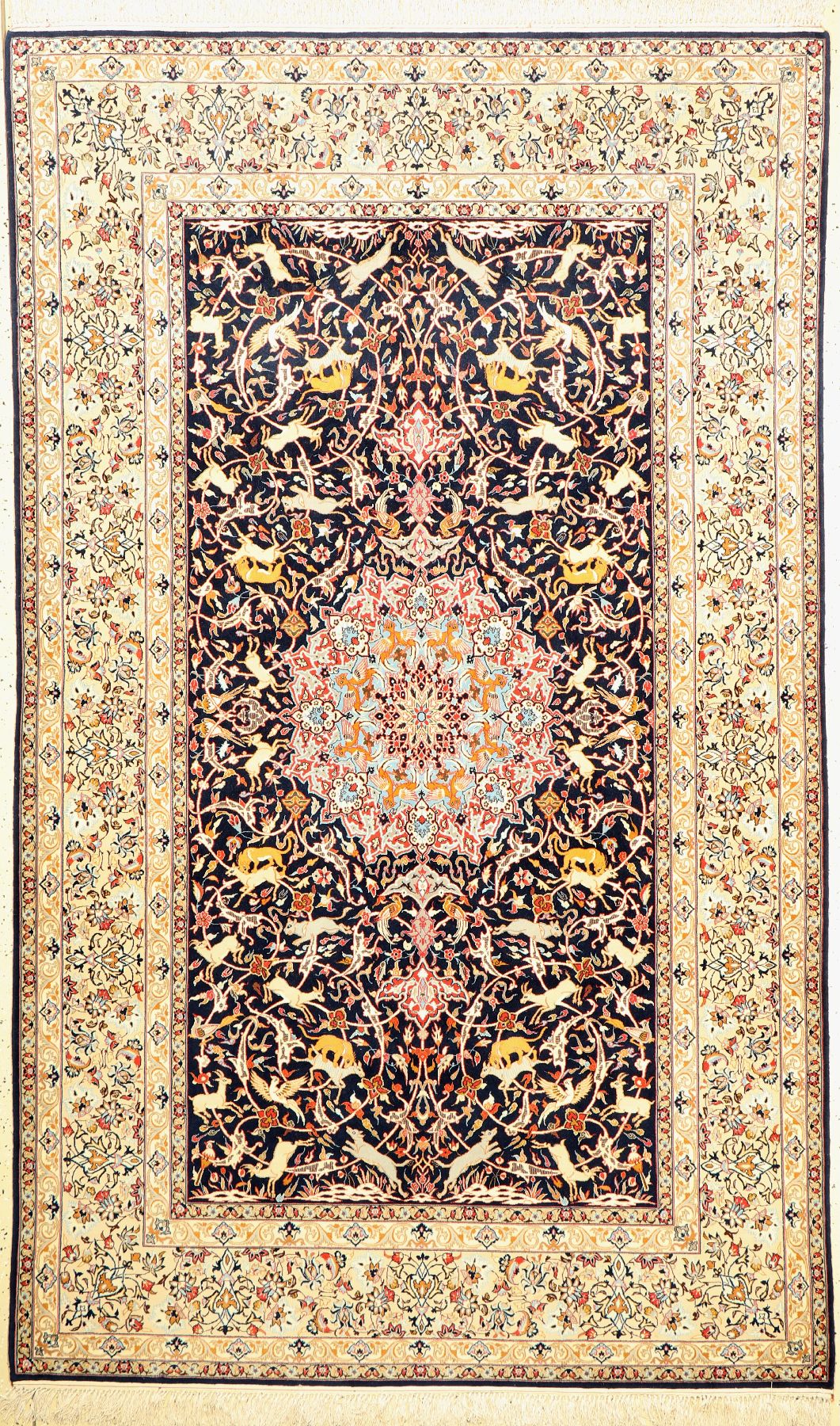 Feiner Esfahan Zentralpersien, um 1930/1940Korkwolle geknüpft auf Seide, fein gemusterter Esfahan, blauer Fond mit Tier Motiven, ausgeffallenes ...