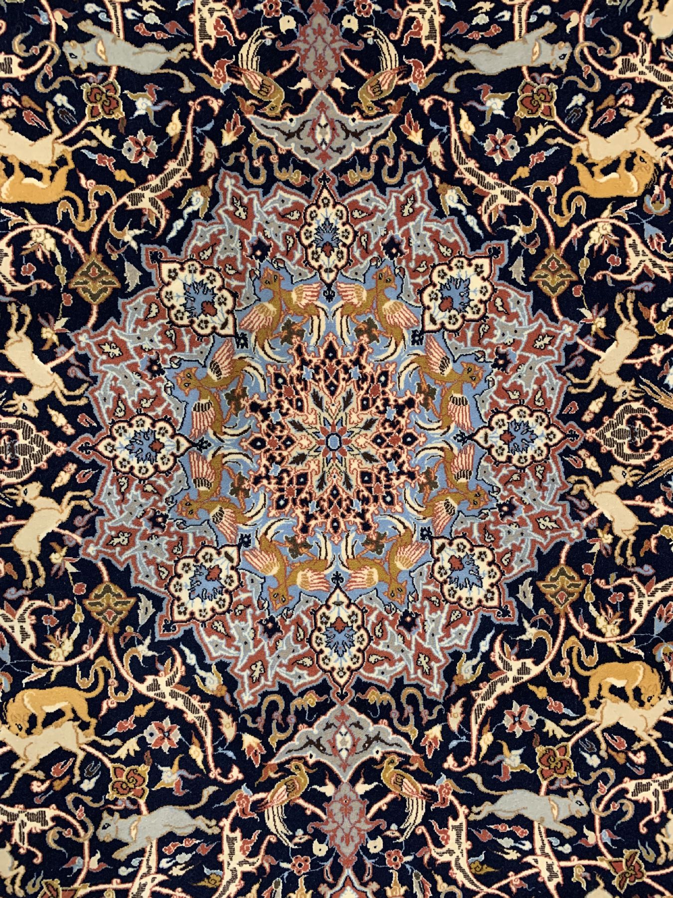 Detail a: Feiner Esfahan Zentralpersien, um 1930/1940Korkwolle geknüpft auf Seide, fein gemusterter Esfahan, blauer Fond mit Tier Motiven, ausgeffallenes ...