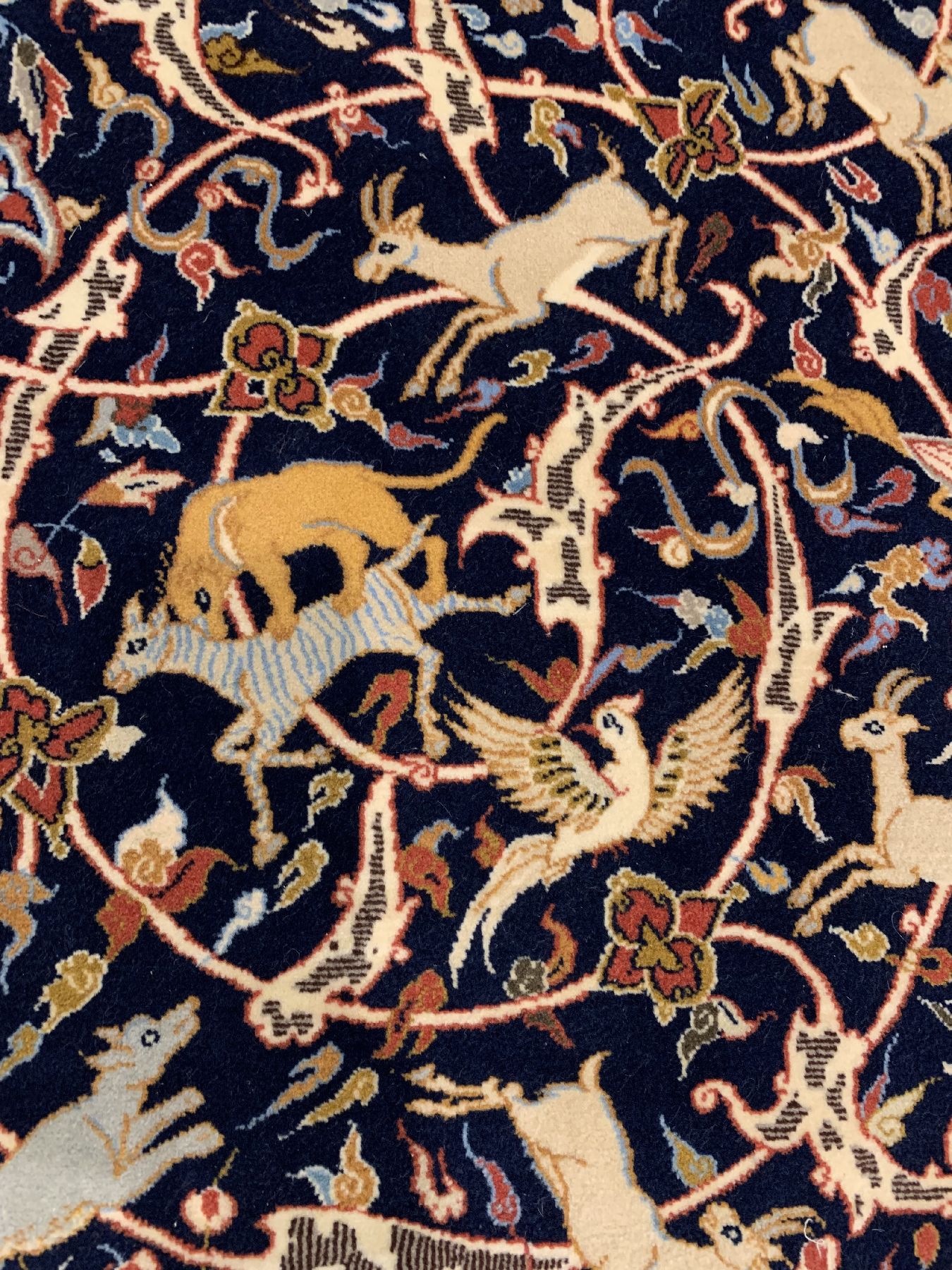 Detail b: Feiner Esfahan Zentralpersien, um 1930/1940Korkwolle geknüpft auf Seide, fein gemusterter Esfahan, blauer Fond mit Tier Motiven, ausgeffallenes ...