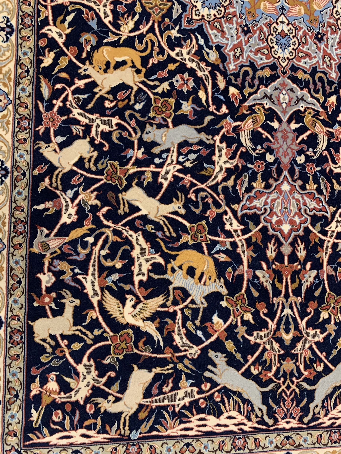 Detail c: Feiner Esfahan Zentralpersien, um 1930/1940Korkwolle geknüpft auf Seide, fein gemusterter Esfahan, blauer Fond mit Tier Motiven, ausgeffallenes ...