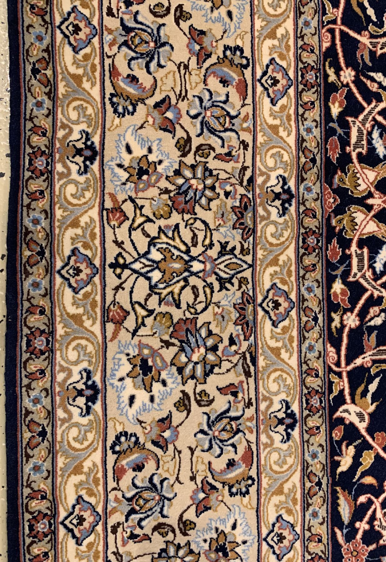 Detail d: Feiner Esfahan Zentralpersien, um 1930/1940Korkwolle geknüpft auf Seide, fein gemusterter Esfahan, blauer Fond mit Tier Motiven, ausgeffallenes ...