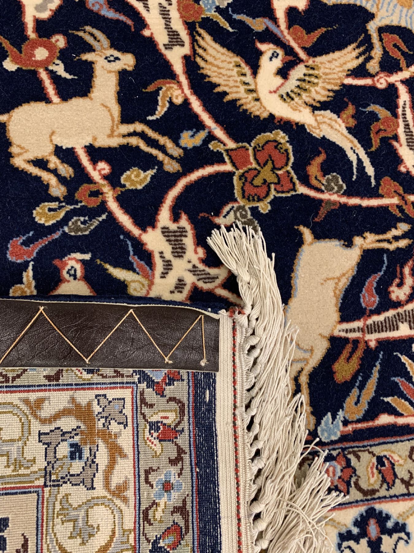 Detail e: Feiner Esfahan Zentralpersien, um 1930/1940Korkwolle geknüpft auf Seide, fein gemusterter Esfahan, blauer Fond mit Tier Motiven, ausgeffallenes ...
