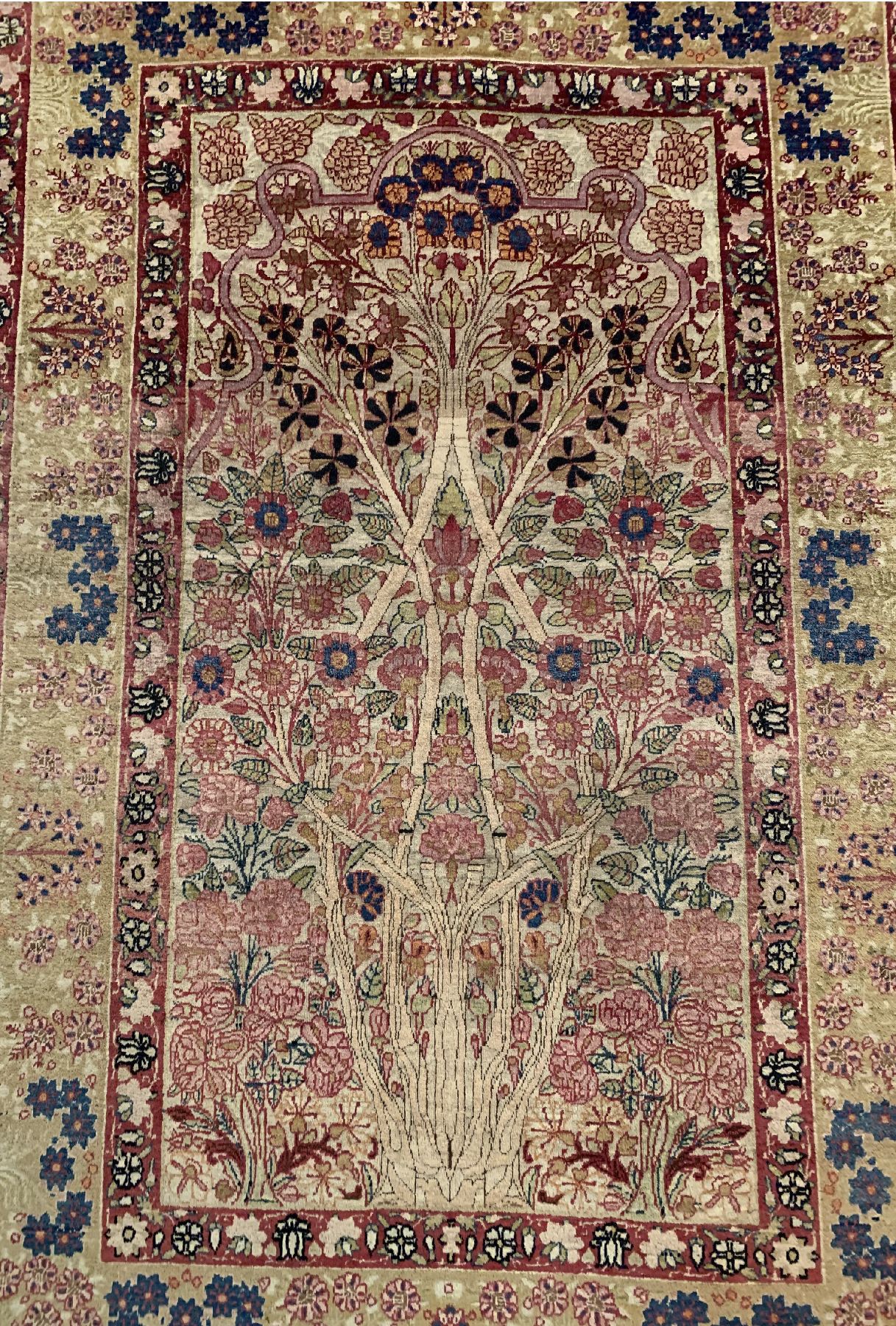 Detail a: Antiker Kerman, Persien, um 1900, Wolle geknüpft auf Baumwolle, ausgefallenes Baummotiv auf hellem Grund, ca. 189 x 129 cm, EHZ:3