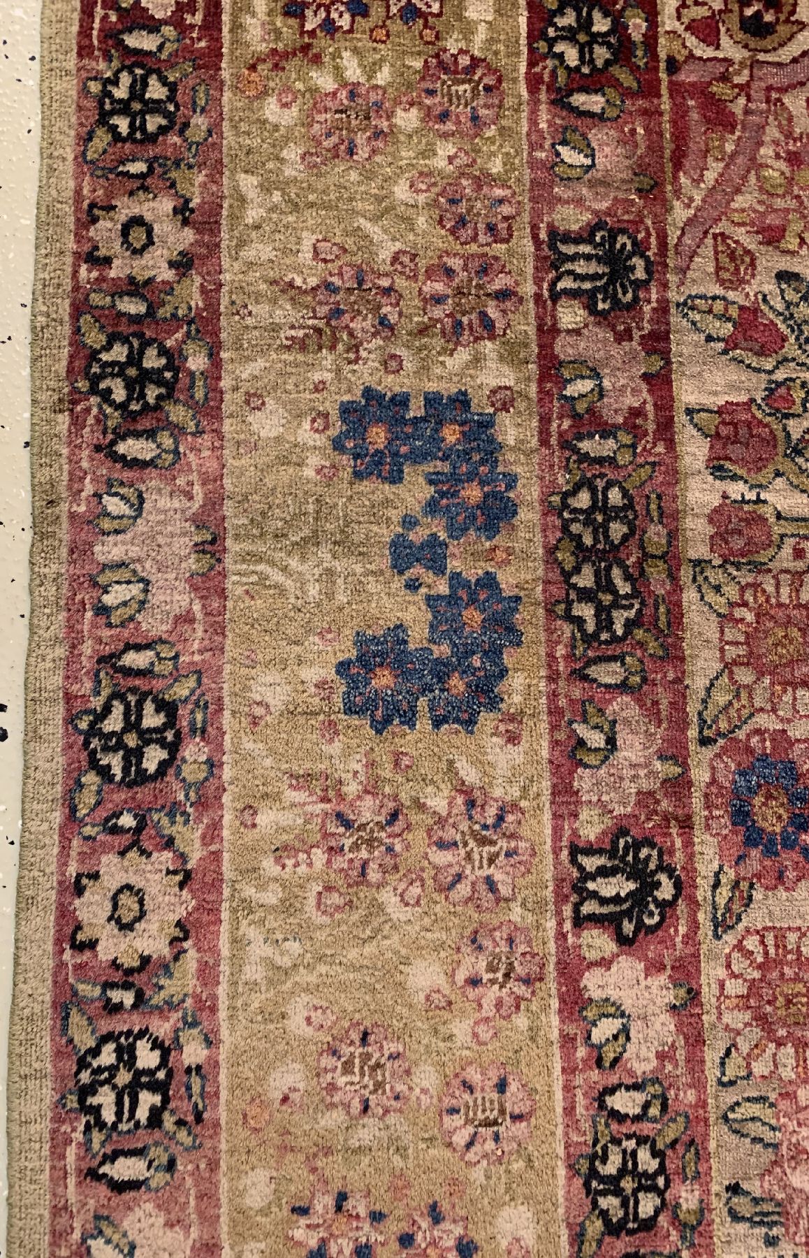 Detail b: Antiker Kerman, Persien, um 1900, Wolle geknüpft auf Baumwolle, ausgefallenes Baummotiv auf hellem Grund, ca. 189 x 129 cm, EHZ:3