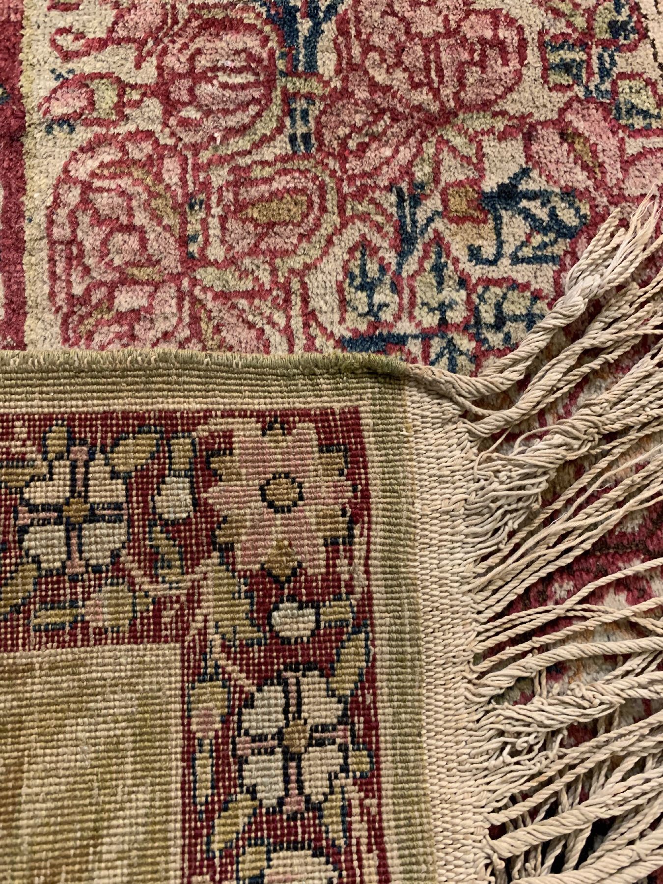 Detail c: Antiker Kerman, Persien, um 1900, Wolle geknüpft auf Baumwolle, ausgefallenes Baummotiv auf hellem Grund, ca. 189 x 129 cm, EHZ:3
