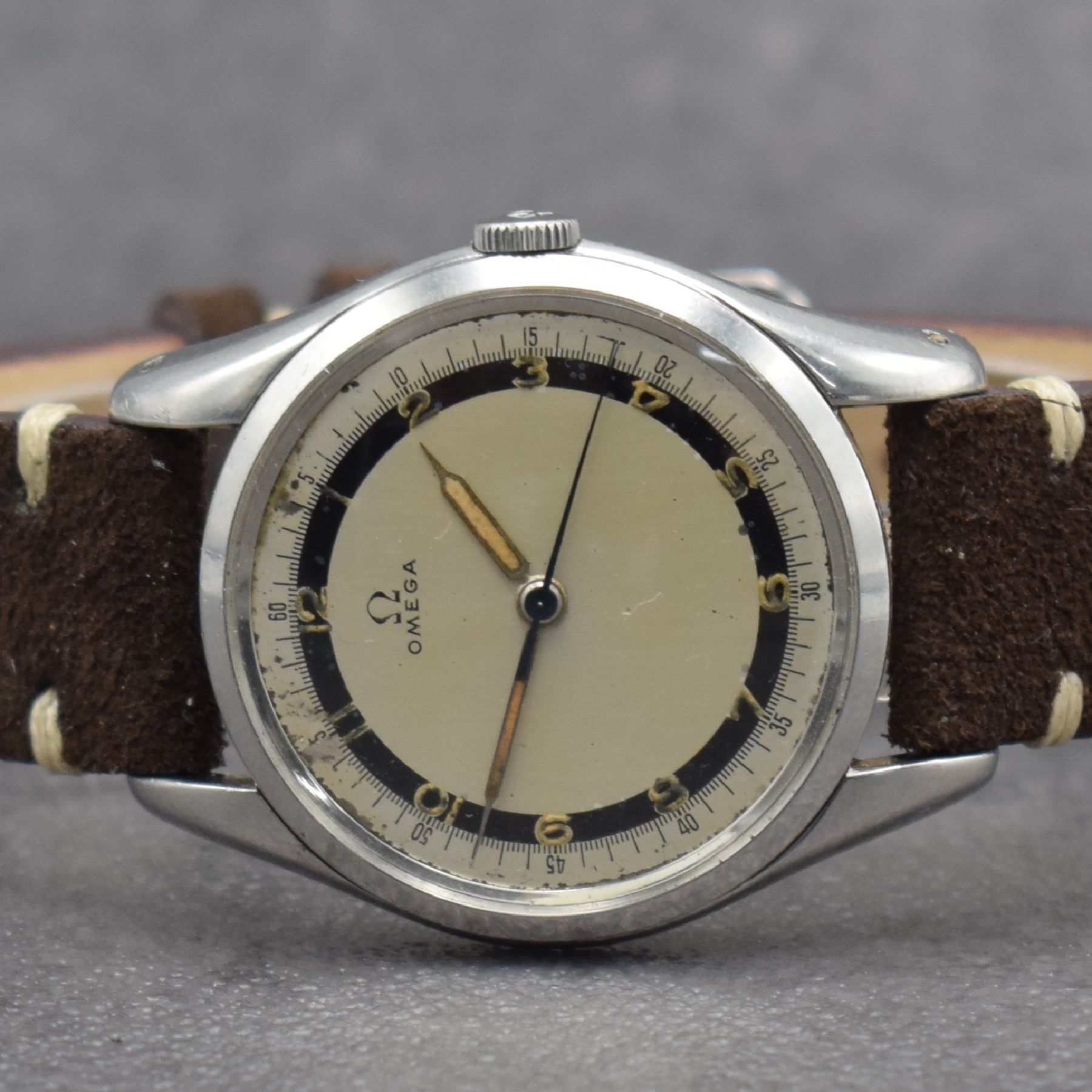 Detail a: OMEGA Herrenarmbanduhr Kal. 30 T2 SC PC in Stahl, Schweiz um 1950, Handaufzug, Ref. 2504-2, Boden & Glasrand aufgedr., silb. 2- farb. Zifferbl. m. ...