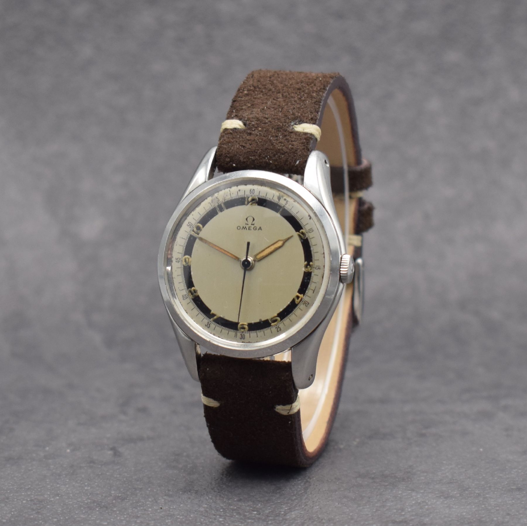 Detail b: OMEGA Herrenarmbanduhr Kal. 30 T2 SC PC in Stahl, Schweiz um 1950, Handaufzug, Ref. 2504-2, Boden & Glasrand aufgedr., silb. 2- farb. Zifferbl. m. ...