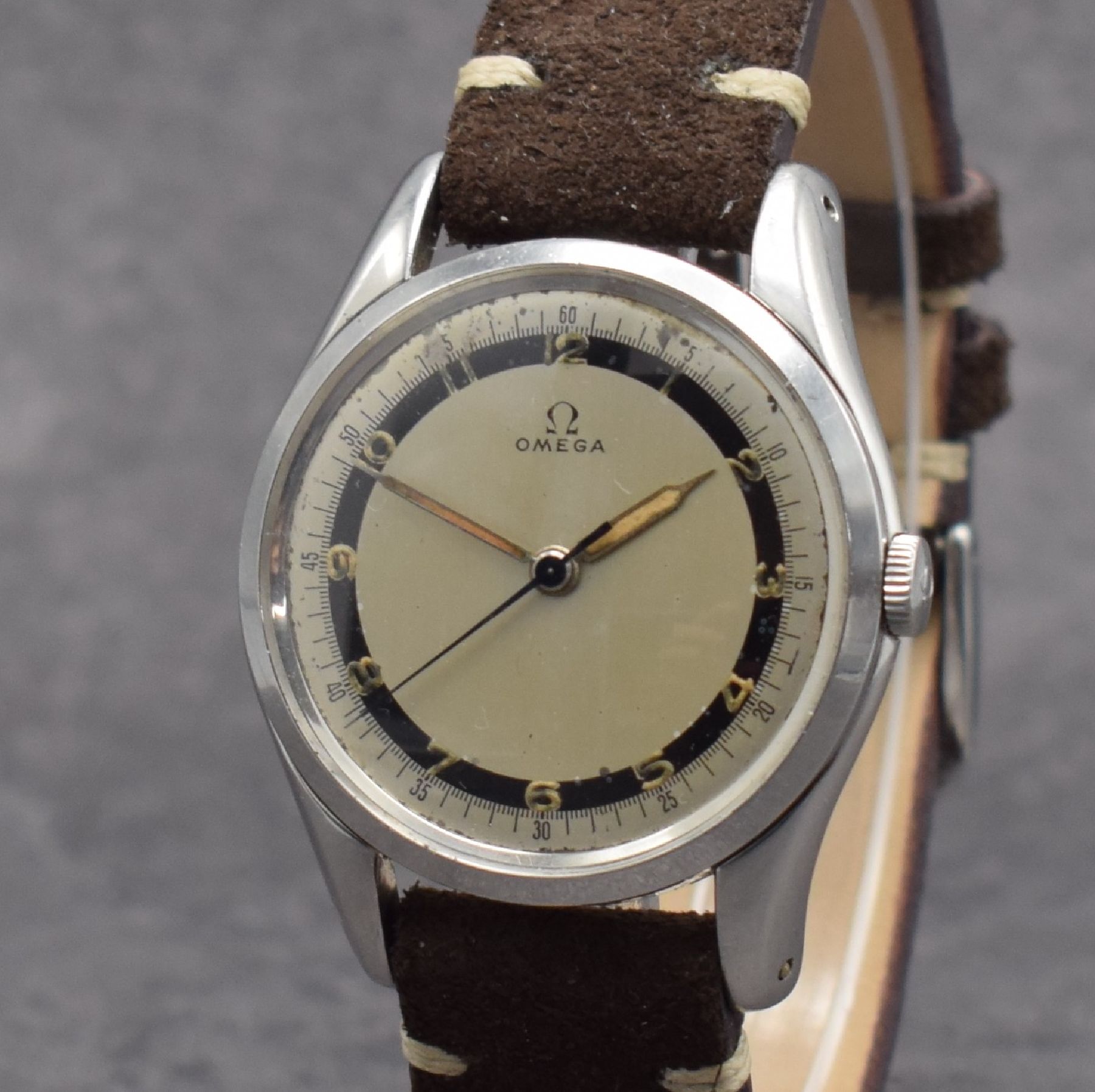 Detail c: OMEGA Herrenarmbanduhr Kal. 30 T2 SC PC in Stahl, Schweiz um 1950, Handaufzug, Ref. 2504-2, Boden & Glasrand aufgedr., silb. 2- farb. Zifferbl. m. ...